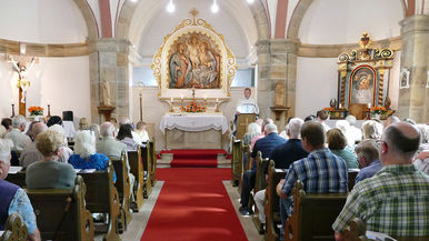 Zum 100-jährigen Bestehen der Weingartenkapelle in Naumburg hat Bischof Dr. Michael Gerber jetzt ein Pontifikalamt gefeiert. Foto: Bistum Fulda / Karl-Franz Thiede