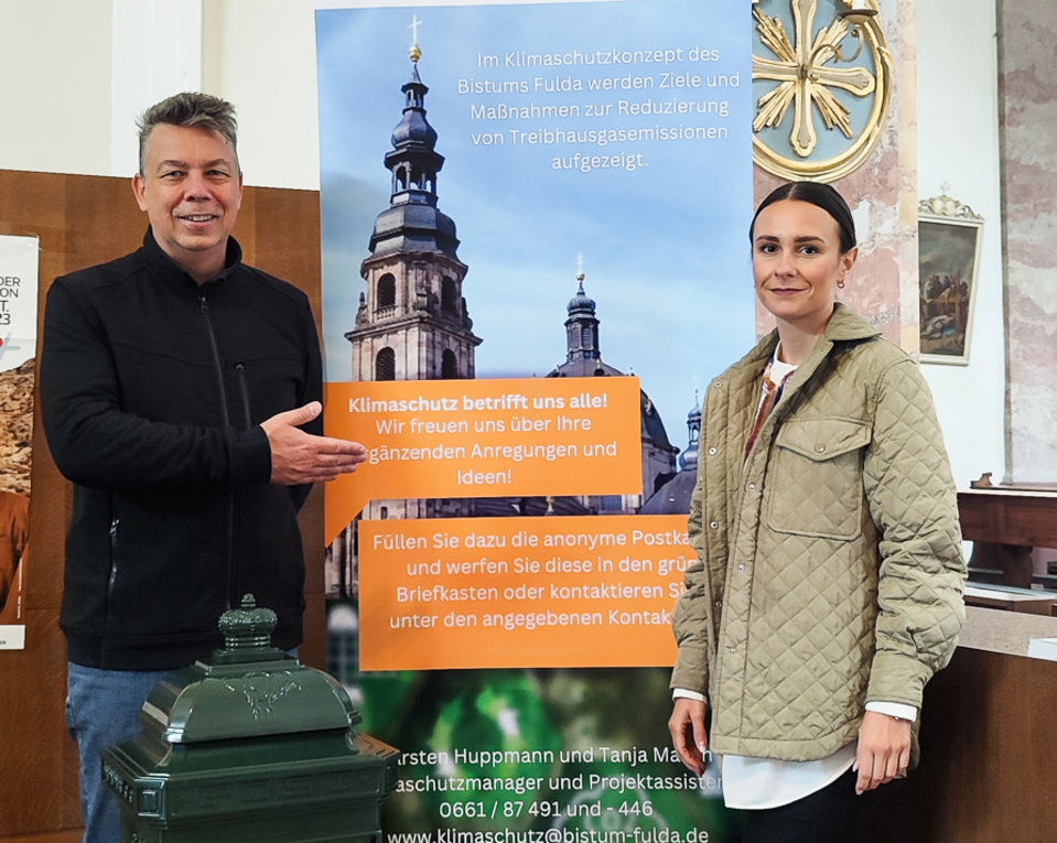 Einen Ideenbriefkasten samt Infobanner zum Klimaschutz haben nun Klimaschutzmanager Carsten Huppmann und die Projektassistentin Tanja Martin in der Fuldaer Stadtpfarrkirche aufgestellt. Foto: Bistum Fulda