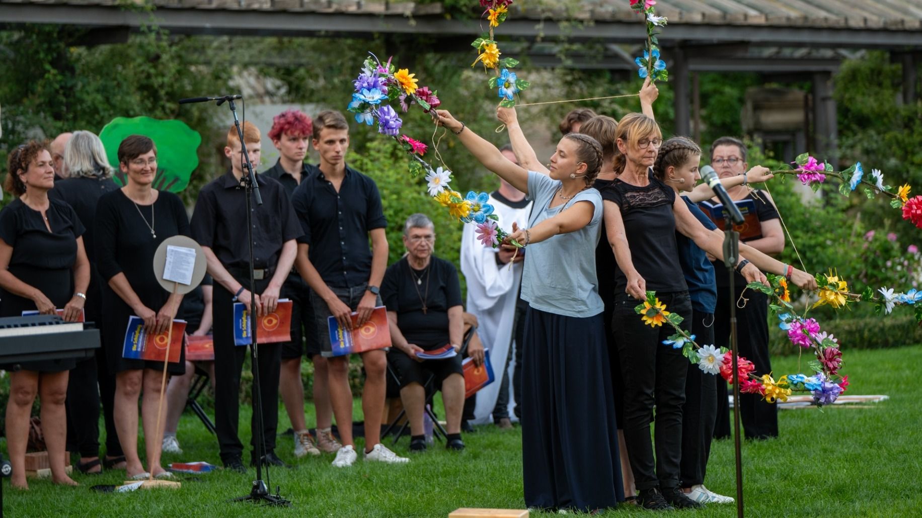 Zu den rund 150 Veranstaltungen im Rahmenprogramm des Bistums Fulda zur Landesgartenschau gehörte auch ein Mehrgenerationenmusical zur Schöpfungsgeschichte im Garten neben dem Dom. Foto (Archiv): Bistum Fulda / Martin Engel