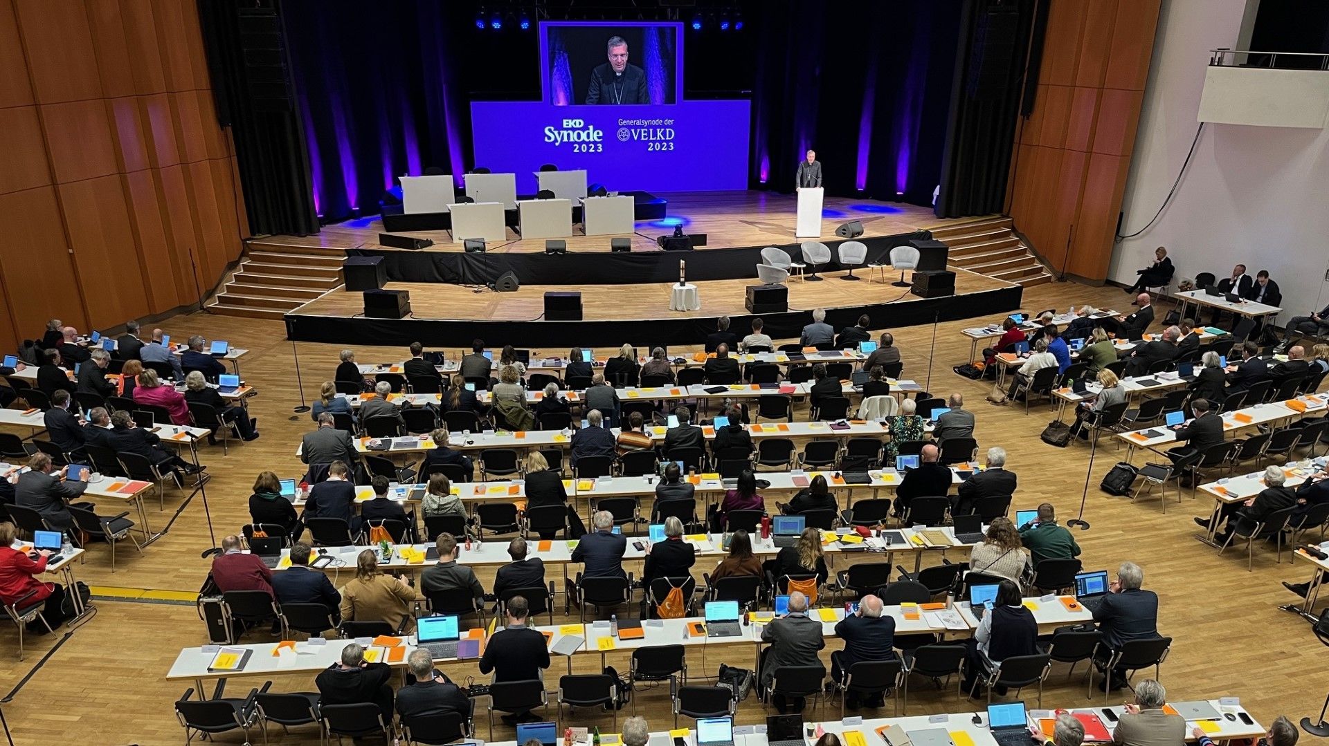 In ökumenischer Verbundenheit hat am Sonntag (12. November 2023) der stellvertretende Vorsitzende der Deutschen Bischofskonferenz, Bischof Dr. Michael Gerber (Fulda), auf der vierten Tagung der 13. Synode der Evangelischen Kirche in Deutschland (EKD) und der Vereinigten Evangelisch-Lutherischen Kirche Deutschlands (VELKD) in Ulm gesprochen. Foto: DBK / Matthias Kopp