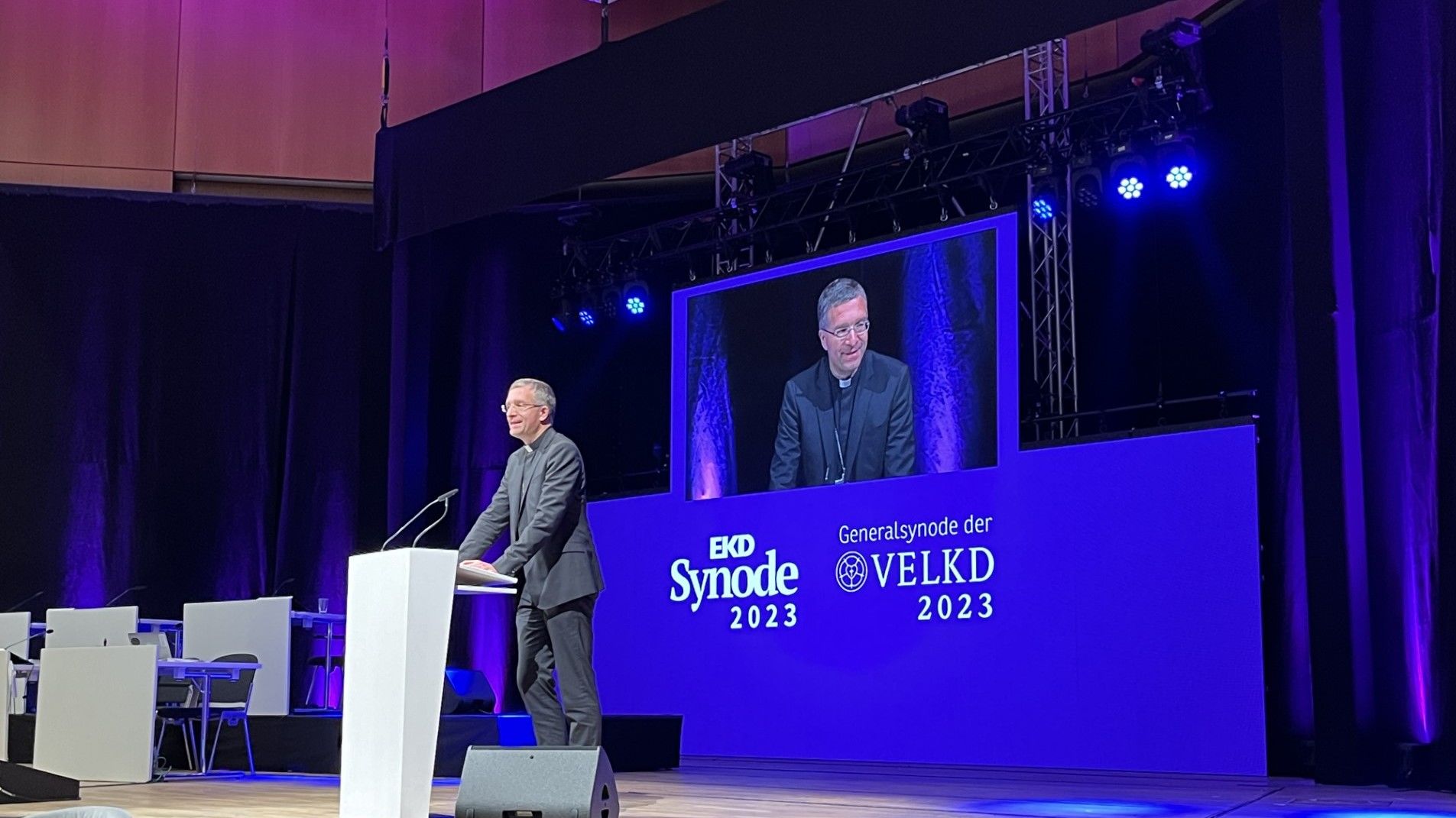 In ökumenischer Verbundenheit hat am Sonntag (12. November 2023) der stellvertretende Vorsitzende der Deutschen Bischofskonferenz, Bischof Dr. Michael Gerber (Fulda), auf der vierten Tagung der 13. Synode der Evangelischen Kirche in Deutschland (EKD) und der Vereinigten Evangelisch-Lutherischen Kirche Deutschlands (VELKD) in Ulm gesprochen. Foto: DBK / Matthias Kopp