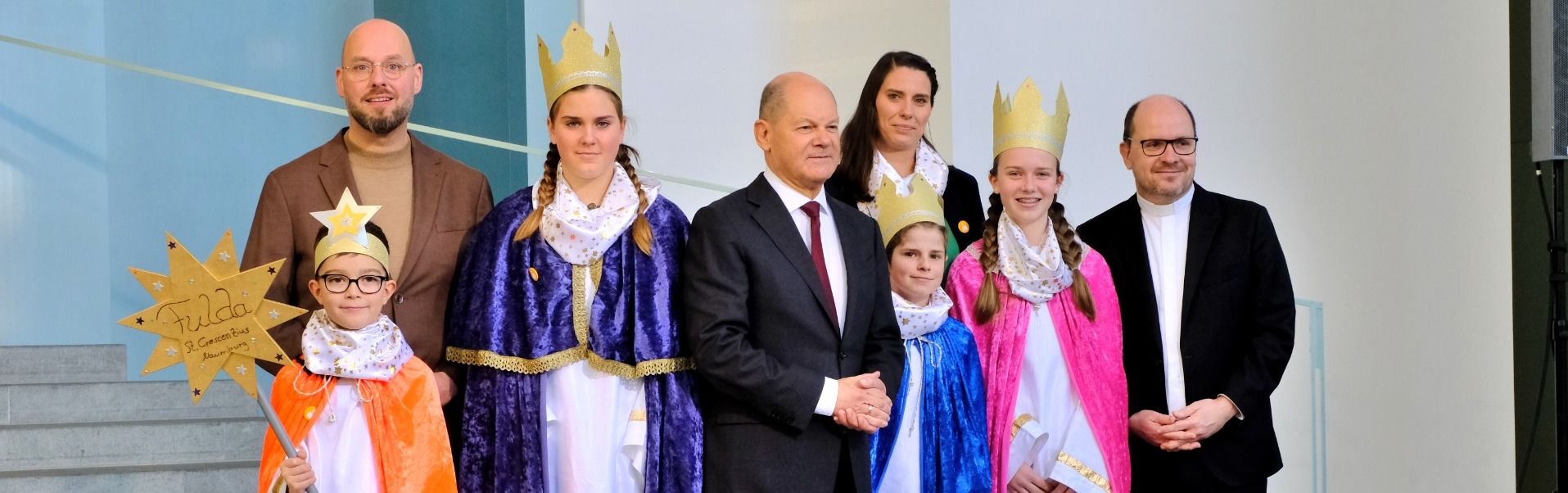 Bundeskanzler Olaf Scholz hat am Montag, 8. Januar, 108 Sternsinge aus allen 27 deutschen Bistümern empfangen.  Aus dem Bistum Fulda mit dabei waren Sternsinger aus St. Crescentius in Naumburg. Foto: Ralf Adloff/ Kindermissionswerk