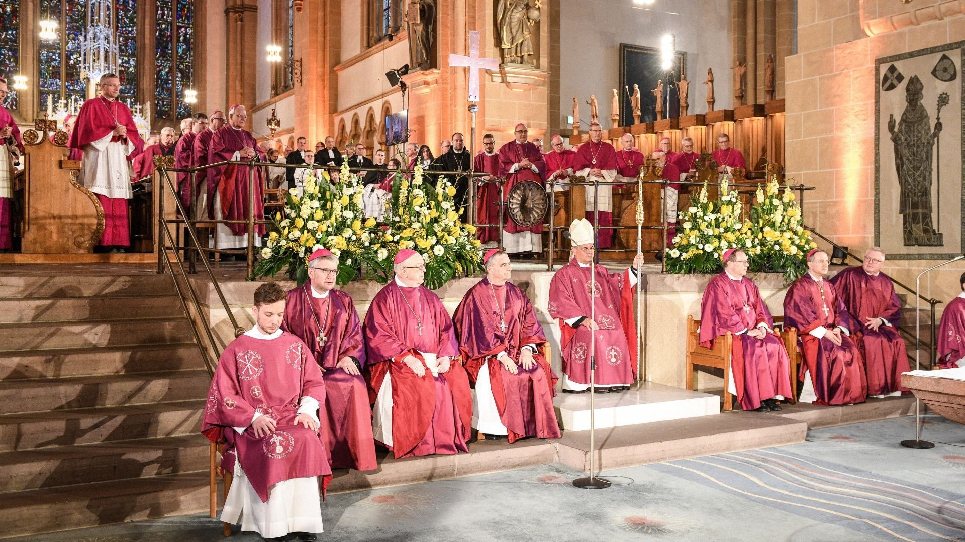 Udo Markus Bentz (4.v.r.), Erzbischof von Paderborn, sitzt auf der Kathedra, dem Bischofsstuhl, während seiner Amtseinführung im Gottesdienst, unter Teilnahme zahlreicher anderer Bischöfe, am 10. März 2024 im Paderborner Dom in Paderborn. Copyright 2024, KNA GmbH, www.kna.de, All Rights Reserved  