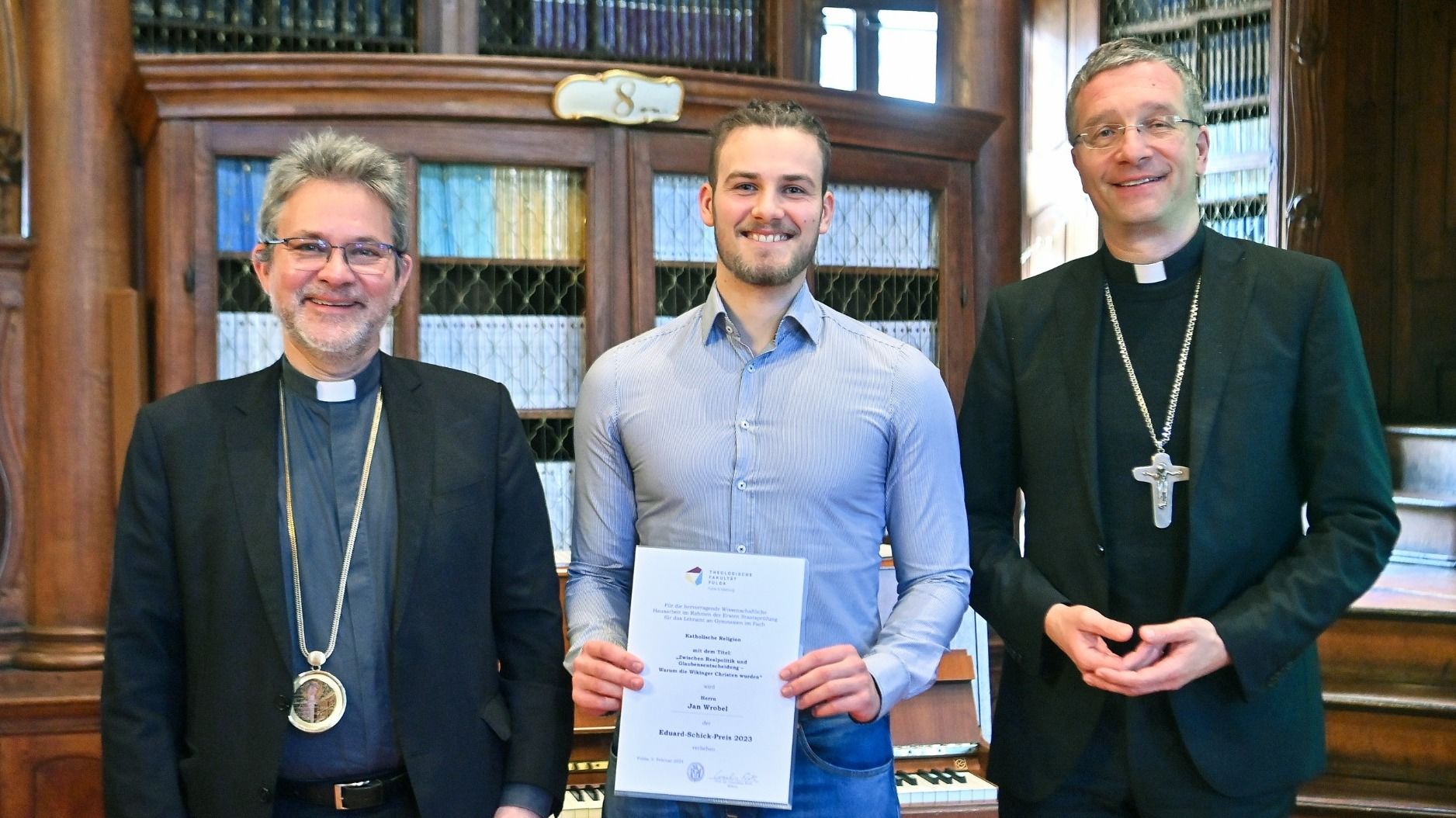 Prof. Dr. Cornelius Roth (l.) und Bischof Dr. Michael Geber (r.) überreichten während der Hrabanus-Maurus-Akademie den Eduard-Schick-Preis an Jan Wrobel. Foto: Bistum Fulda / Dr. Arnulf Müller  