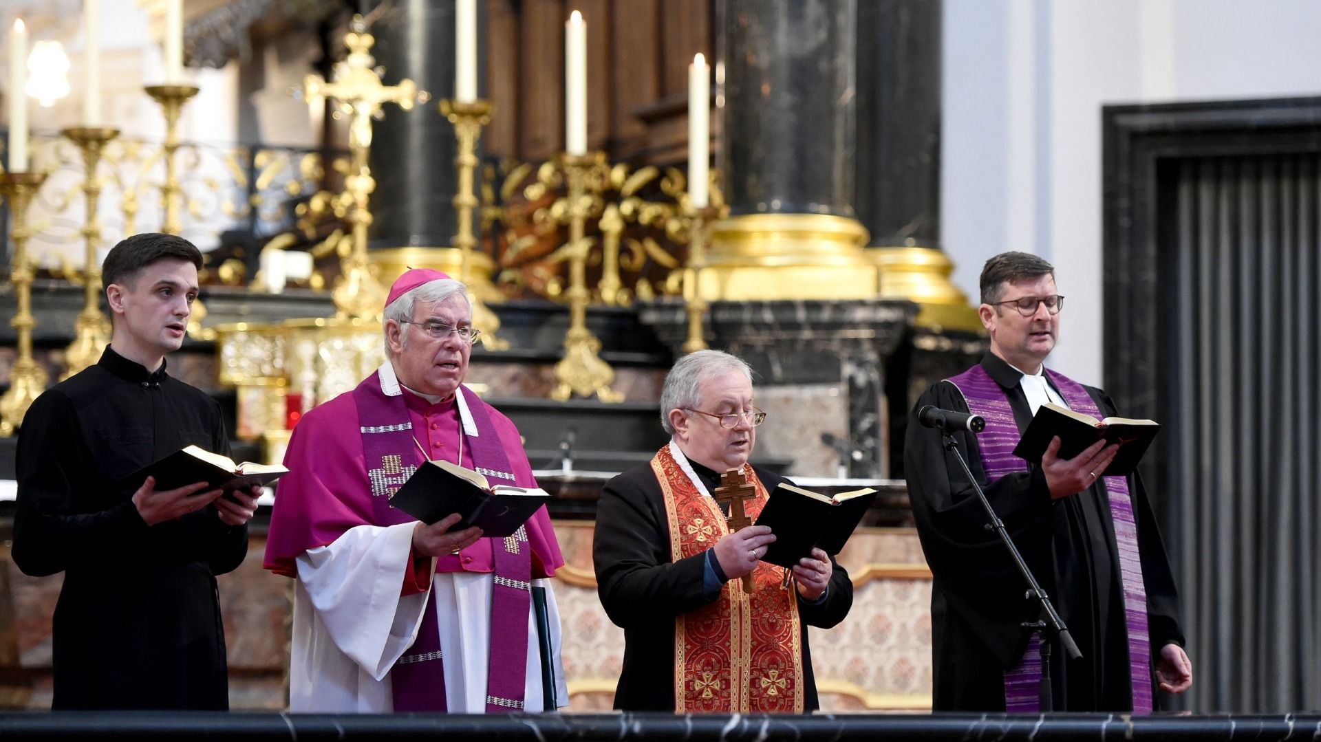 Für die Opfer des Krieges und für den Frieden beteten im Fuldaer Dom (v. l.): Pastoralassistent Ivan Kolodii, Weihbischof Prof. Dr. Karlheinz Diez, der Ukraine-Seelsorger im Bistum Fulda, Pfarrer Ivan Hnativ,  sowie der kommissarische Dekan des evangelischen Kirchenkreises Fulda, Pfarrer Marvin Lange. Foto: Bistum Fulda / Marzena Seidel 