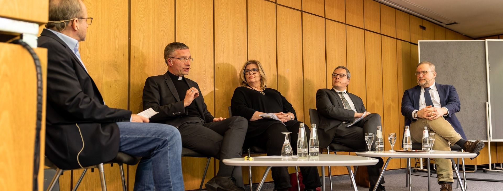 Diskutierten über die Chancen und Herausforderungen für die Demokratie (v. l.): Moderator Werner Schlierike, Bischof Dr. Michael Gerber, Eva-Maria McCormack, Dr. Claudio Kullmann und Prof. Dr. Dr. Holger Zaborowski. Foto: Bistum Fulda / Burkhard Beintken