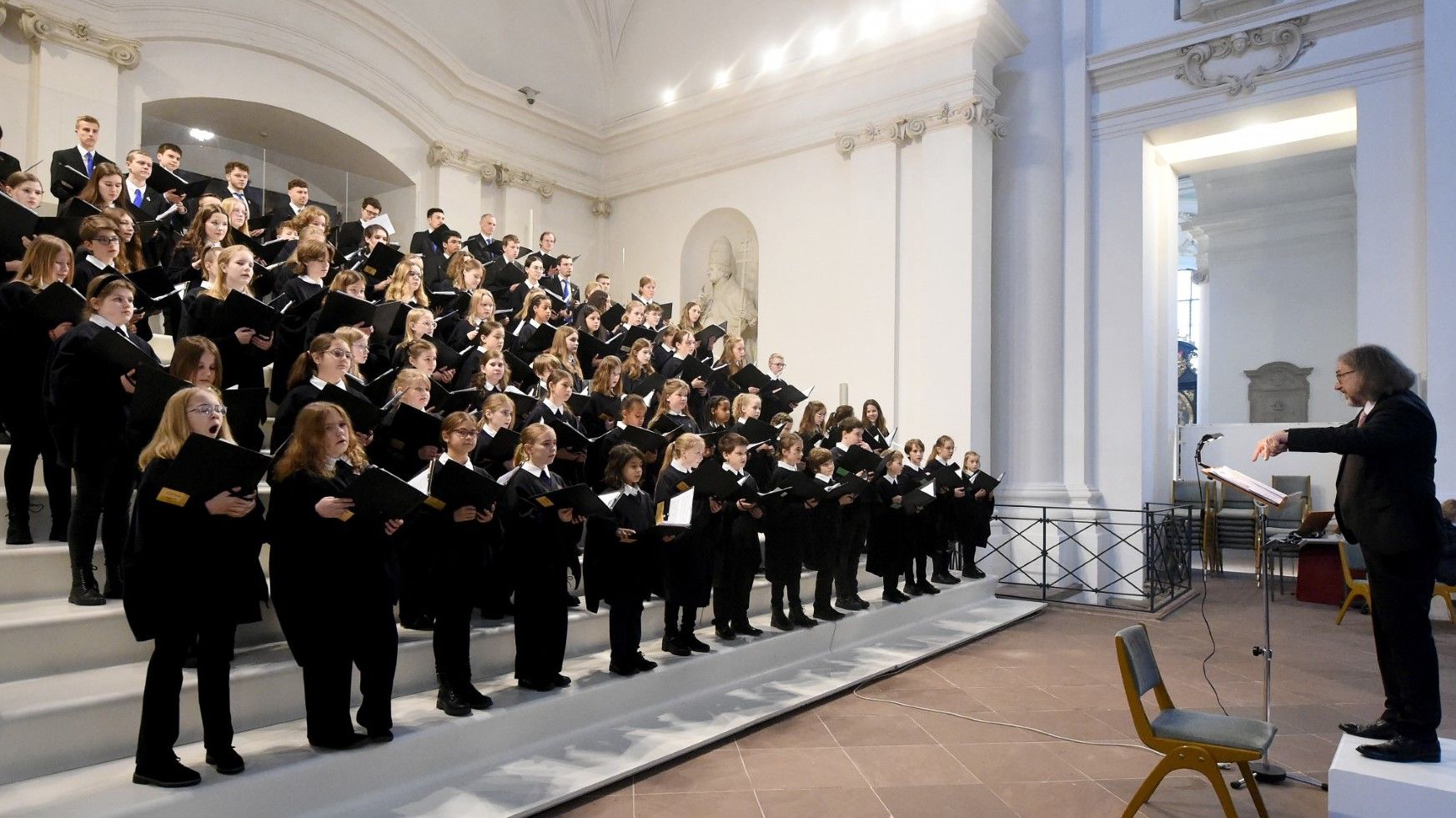 Der Jugendkathedralchor (A- und B-Chor) sang unter der Leitung des Domkapellmeisters Franz-Peter Huber unter anderem Chorsätze von H.L. Hassler, W.H. Monk, H. Beuerle und J. Cereols. Foto: Bistum Fulda / Marzena Seidel