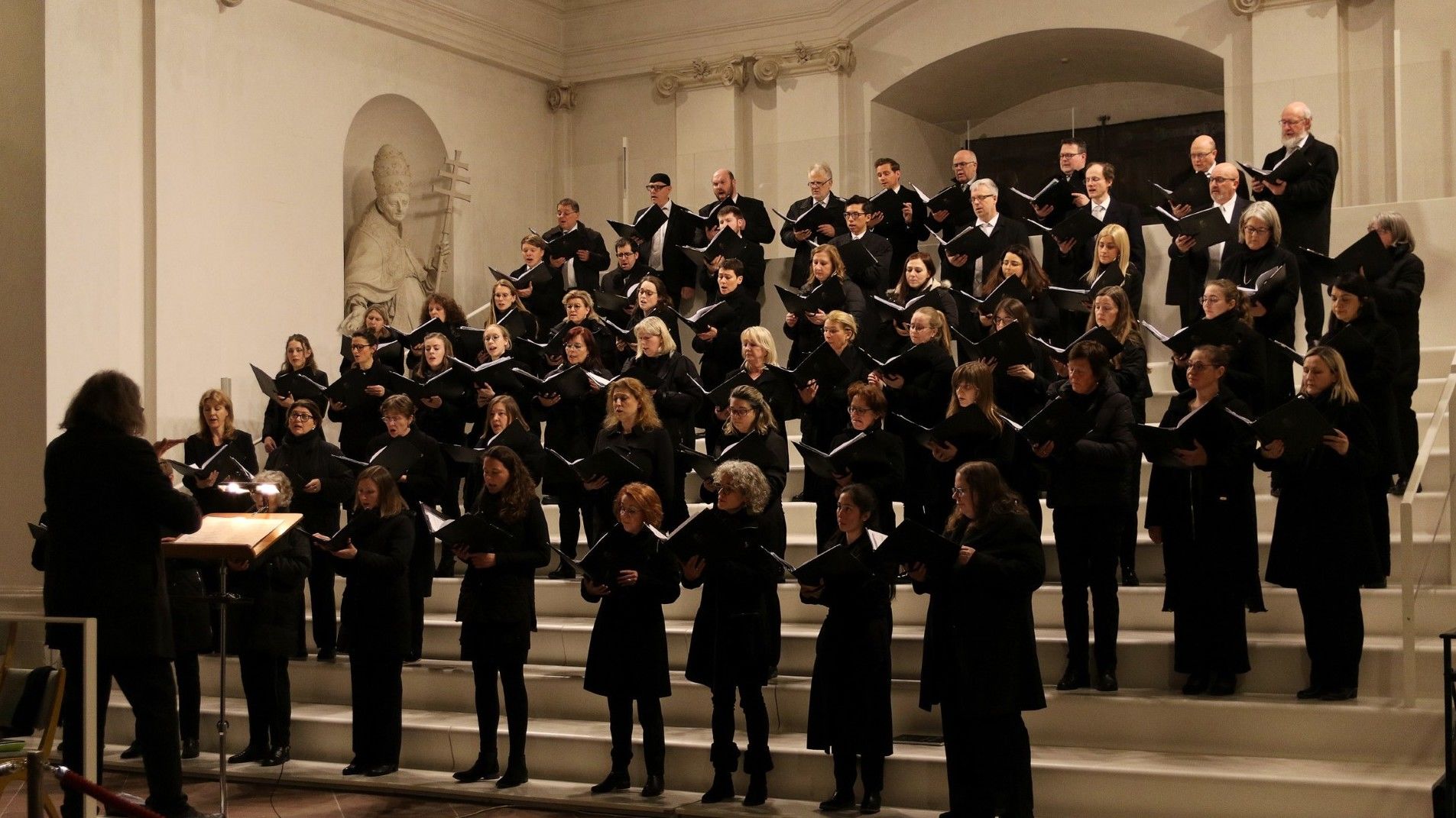 Der Domchor Fulda, geleitet von Domkapellmeister Franz-Peter Huber, begleitete die Abendmahlsmesse musikalisch. Foto: Bistum Fulda / Ralph Leupolt