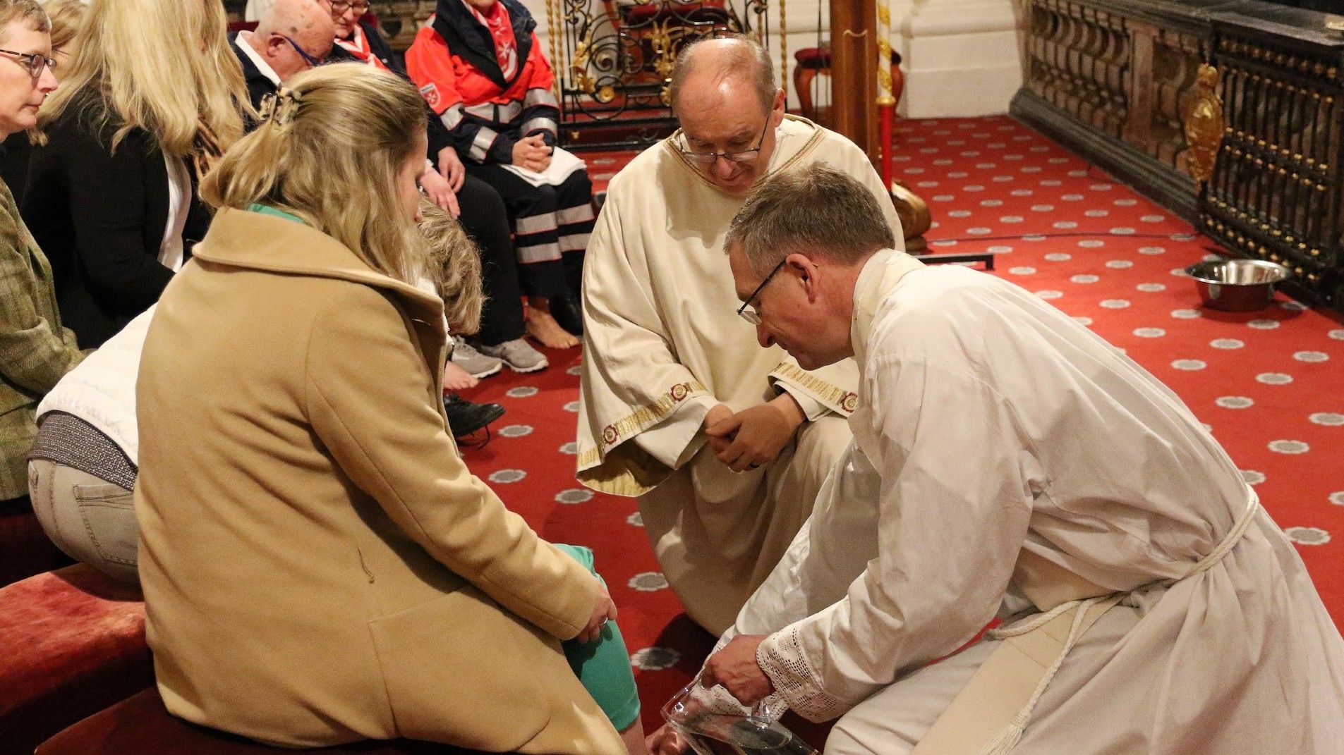 Denen die Füße waschen, die sonst für andere da sind: Bischof Dr. Michael Gerber band am Gründonnerstag Vertreterinnen und Vertreter der Hilfswerke und -Dienste in das traditionelle Ritual ein. Foto: Bistum Fulda / Ralph Leupolt