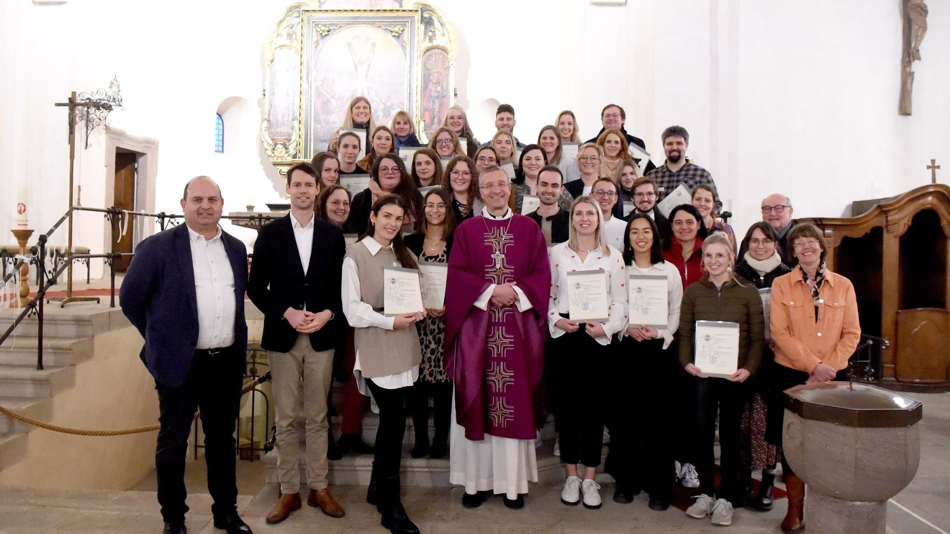 Im Rahmen eines feierlichen Gottesdienstes hat Fuldas Bischof Dr. Michael Gerber 35 Frauen und Männern die Missio Canonica, die kirchliche Lehrbefugnis, überreicht. Foto: Bistum Fulda / Marzena Seidel