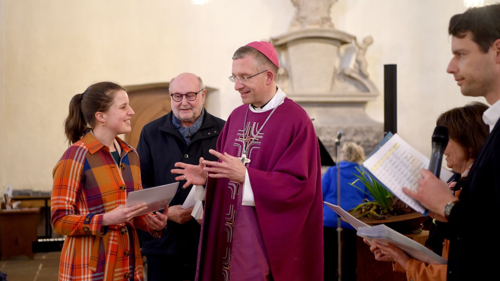 Im Rahmen eines feierlichen Gottesdienstes hat Fuldas Bischof Dr. Michael Gerber 35 Frauen und Männern die Missio Canonica, die kirchliche Lehrbefugnis, überreicht. Foto: Bistum Fulda / Marzena Seidel