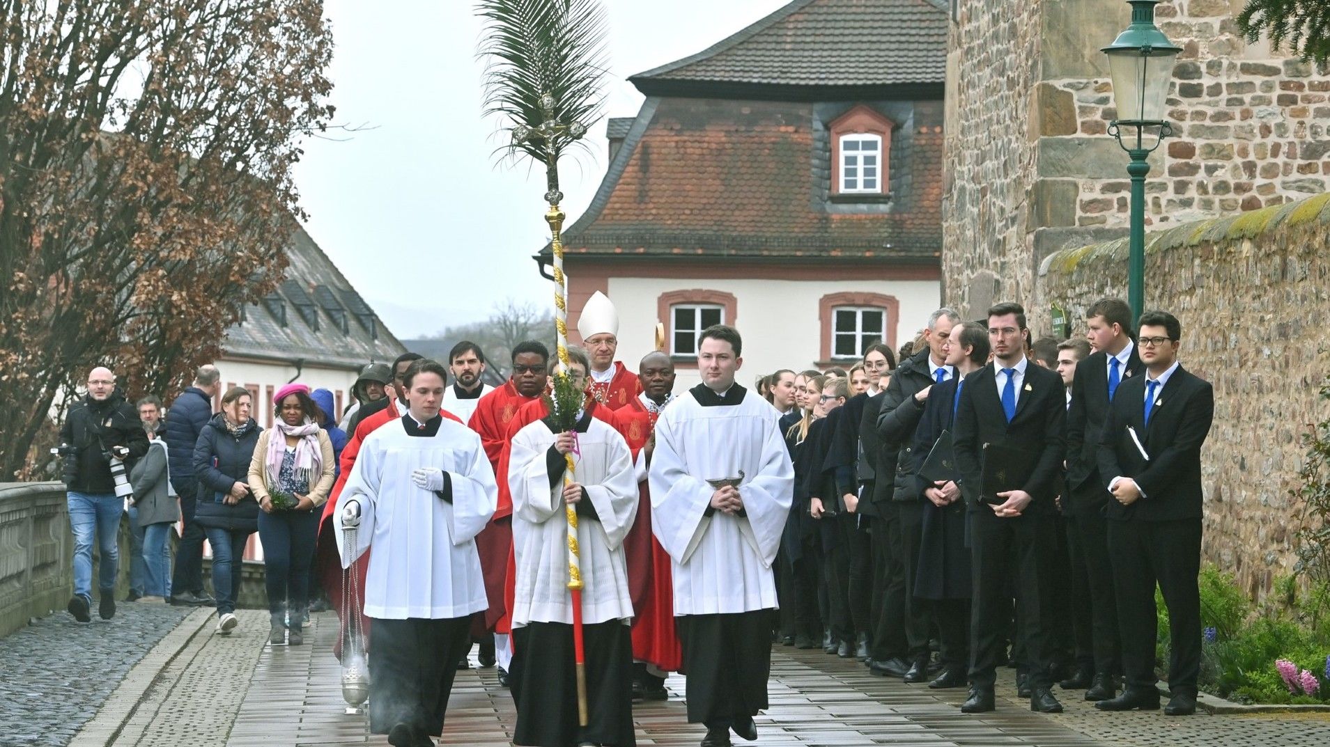 Von der Michaelskirche führte eine Prozession in den Fuldaer Dom, wo die Palmsonntagsliturgie fortgesetzt wurde. Foto: Bistum Fulda / Dr. Arnulf Müller