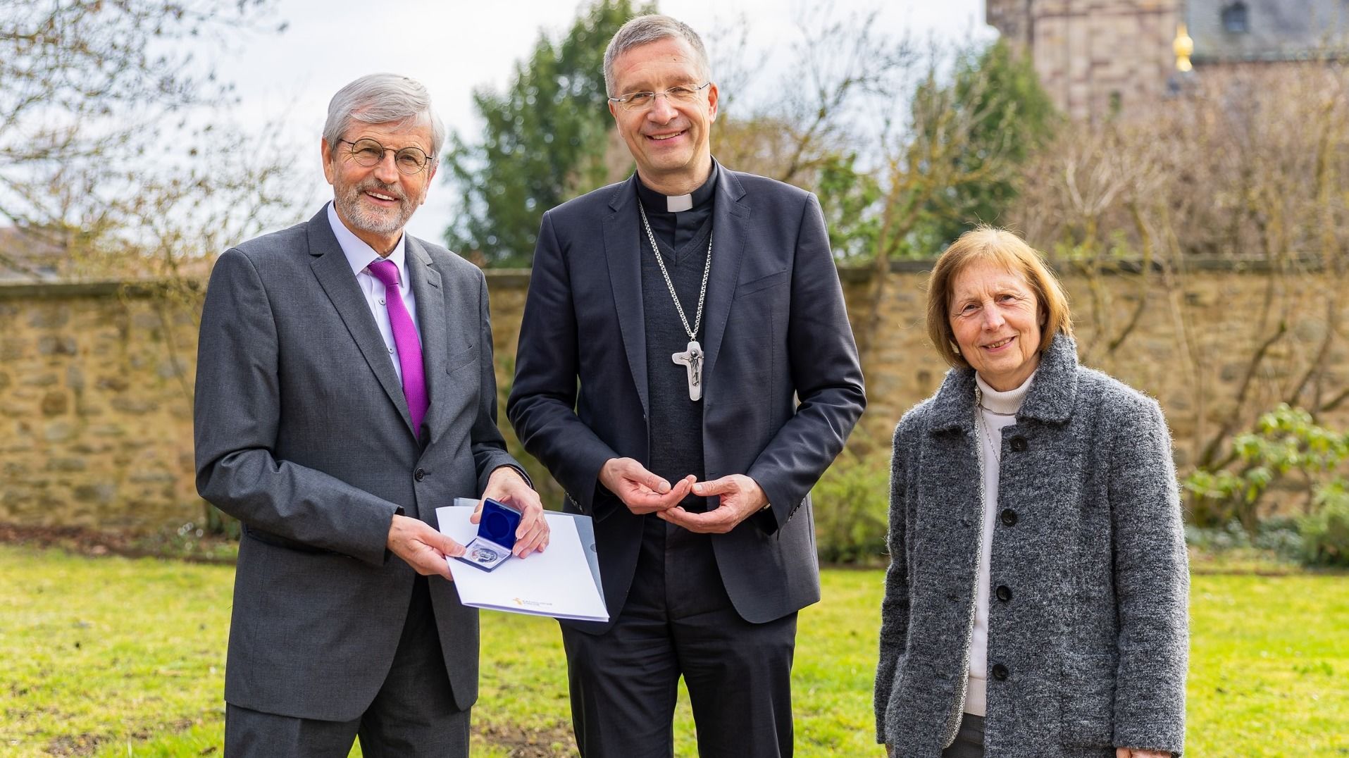 Gemeinsam mit seiner Frau freute sich Dr. Reinhard Hawran über die Sturmius-Medaille des Bistums Fulda, die Bischof Dr. Michael Gerber ihm überreichte. Foto: Bistum Fulda / Burkhard Beintken