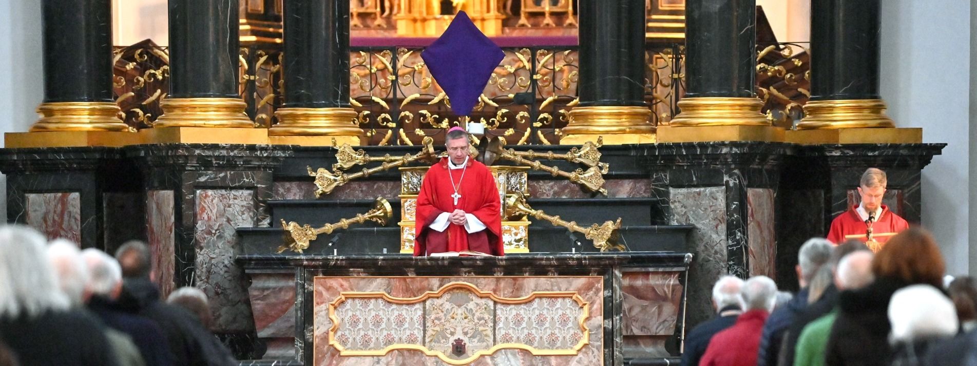 Während seiner Predigt am Karfreitag betont Bischof Dr. Michael Gerber im Fuldaer Dom die unbedingte und universelle Würde eines jeden Menschen. Foto: Bistum Fulda / Dr. Arnulf Müller