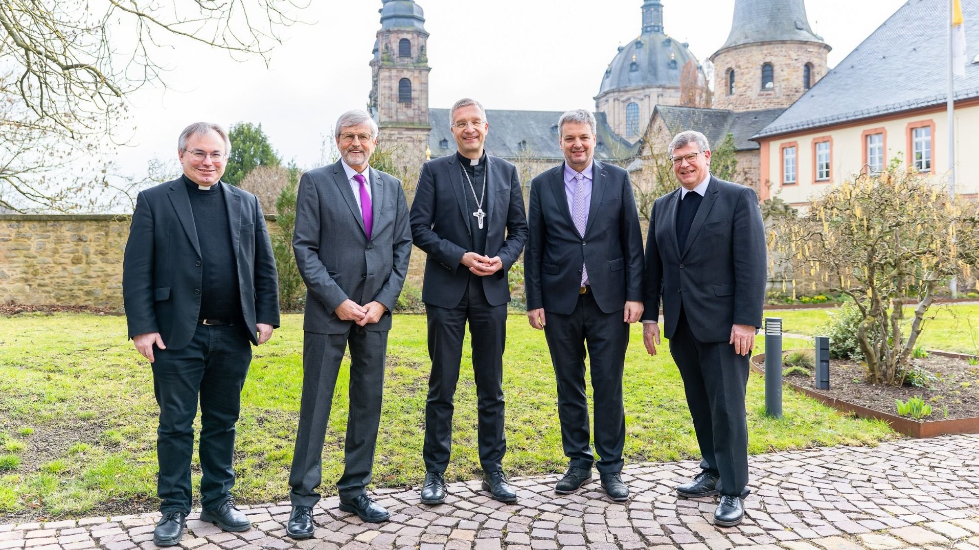 Gemeinsam mit seiner Frau freute sich Dr. Reinhard Hawran über die Sturmius-Medaille des Bistums Fulda, die Bischof Dr. Michael Gerber ihm überreichte. Foto: Bistum Fulda / Burkhard Beintken