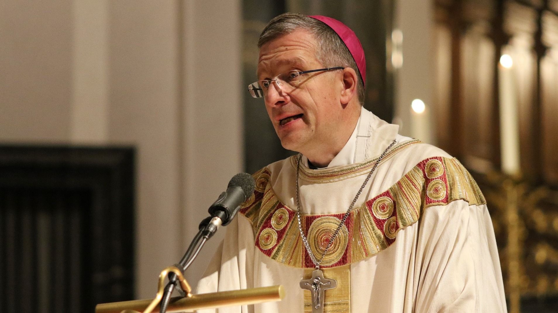 Bischof Dr. Michael Gerber predigte am Gründonnerstag am Fuldaer Dom über Schutz und Beistand als kirchliche Kernaufgaben. Foto: Bistum Fulda / Ralph Leupolt