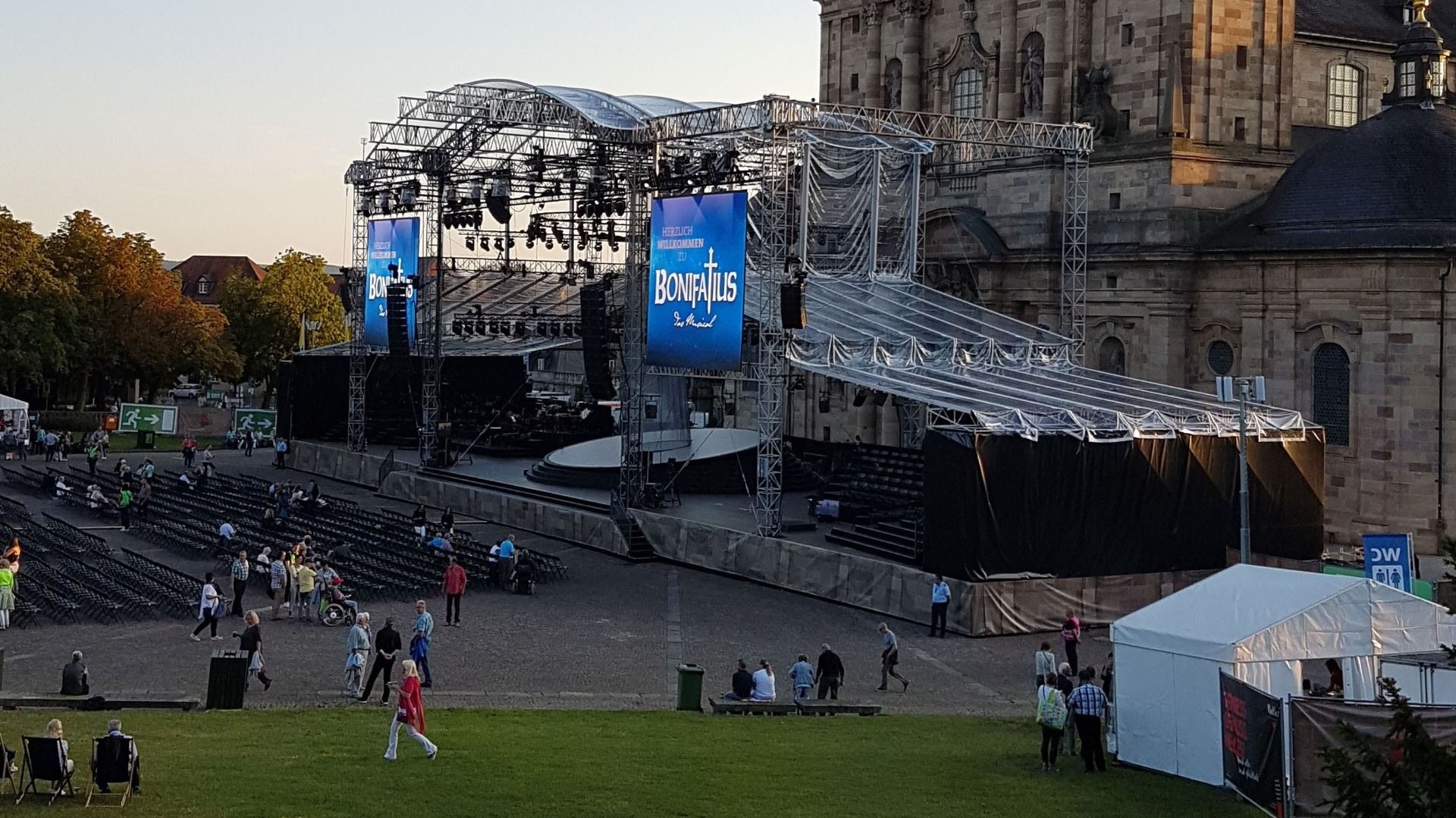 So war es vor fünf Jahren, als in 2019 das Musical „Bonifatius“ erstmals live auf dem Domplatz gezeigt wurde. Foto: Bistum Fulda/Bertram Lenz