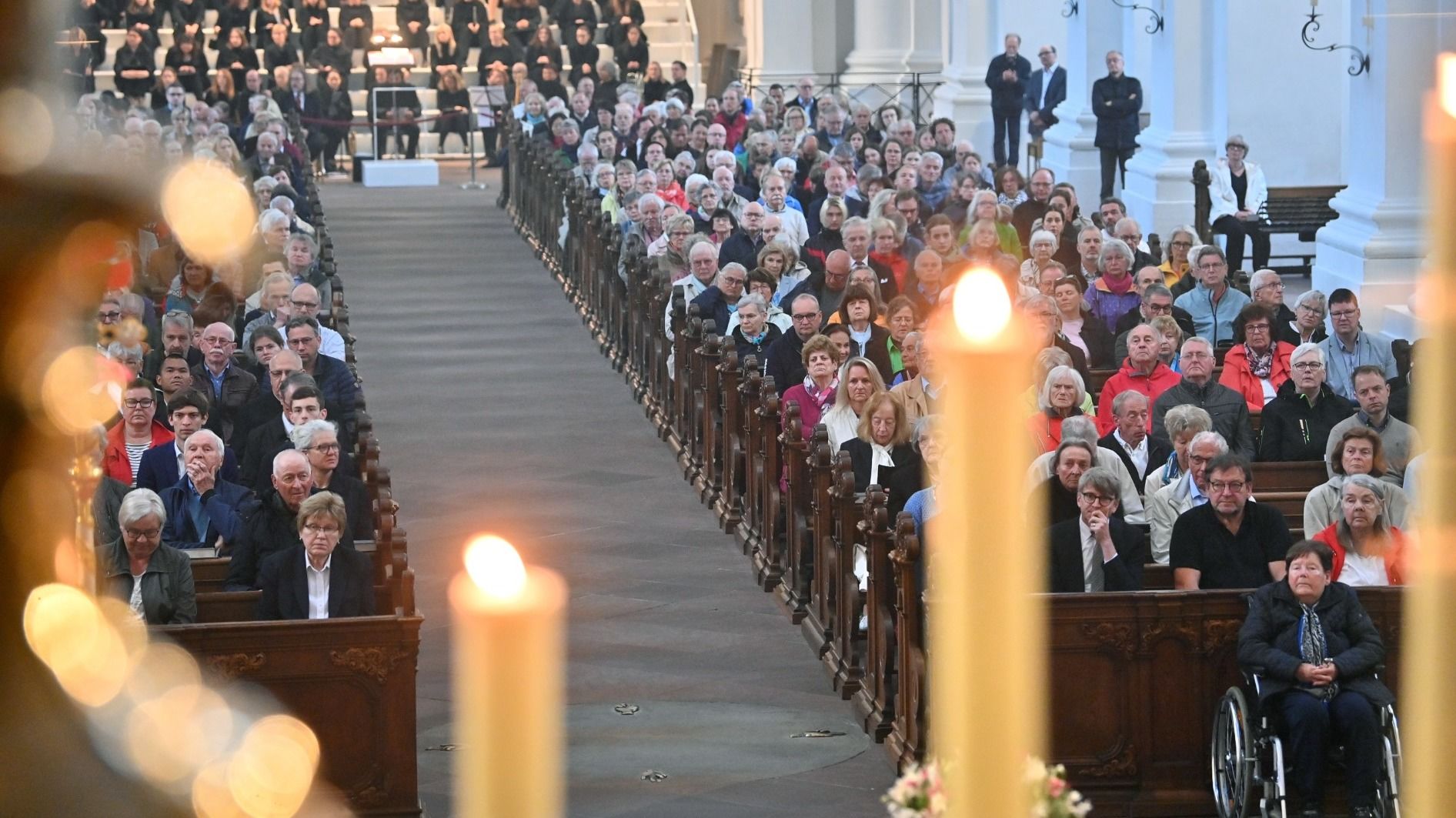 In seiner Predigt an Pfingstsonntag im Fuldaer Dom hat sich Bischof Dr. Michael Gerber für eine neue Dynamik des Miteinanders ausgesprochen. Foto: Bistum Fulda / Dr. Arnulf Müller  