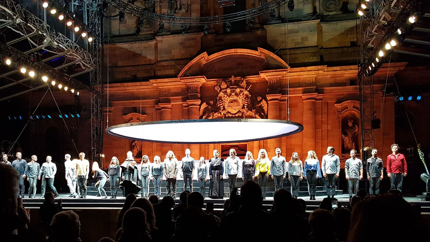 Erinnerungen an die Open Air-Premiere in 2019 vor dem Fuldaer Dom.  Foto: Bistum Fulda/Bertram Lenz