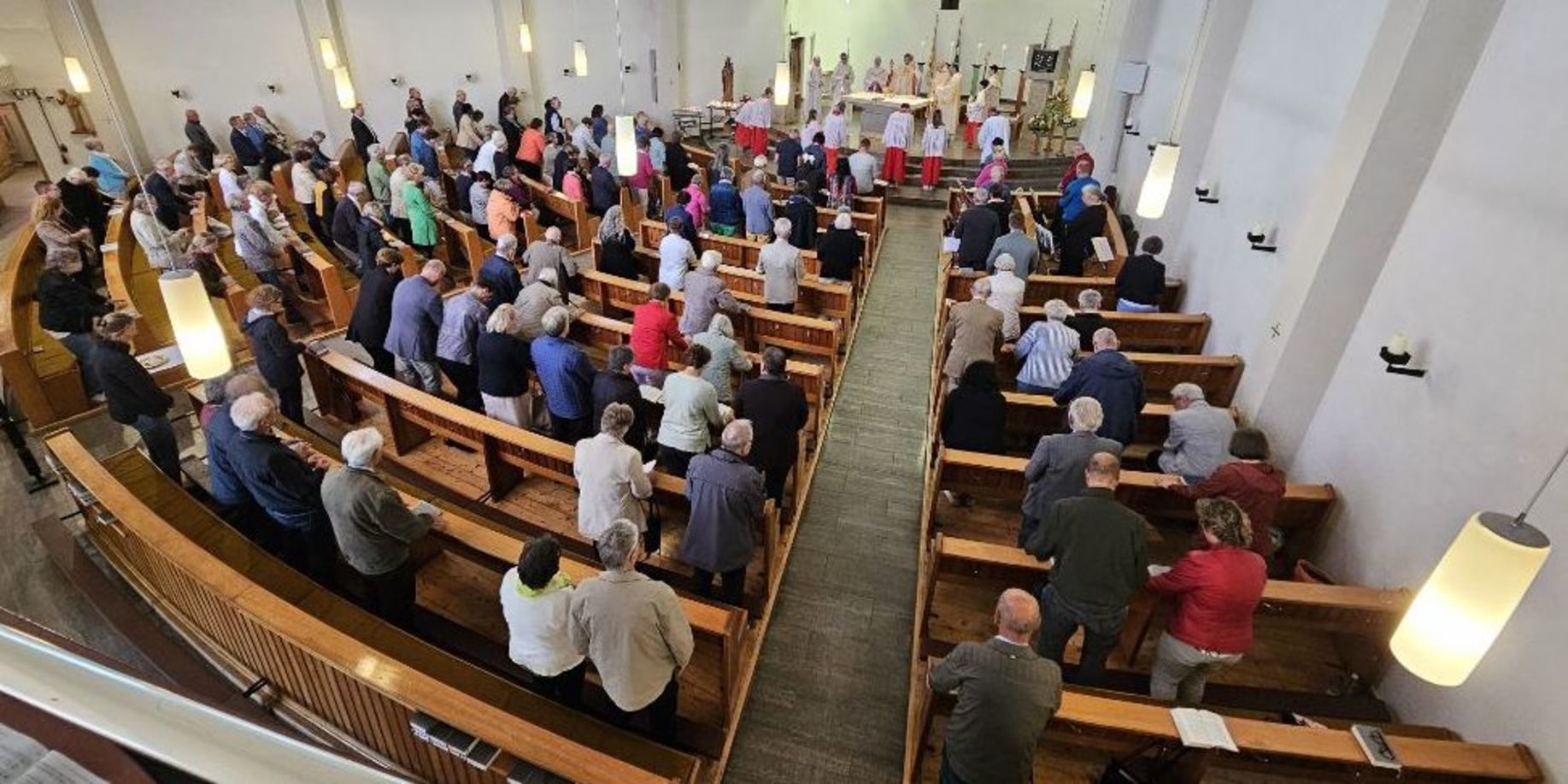Bischof Gerber predigte bei Gemeinde-Jubiläum in Homberg (Efze). Bilder: Christus Epheta, Homberg (Efze)