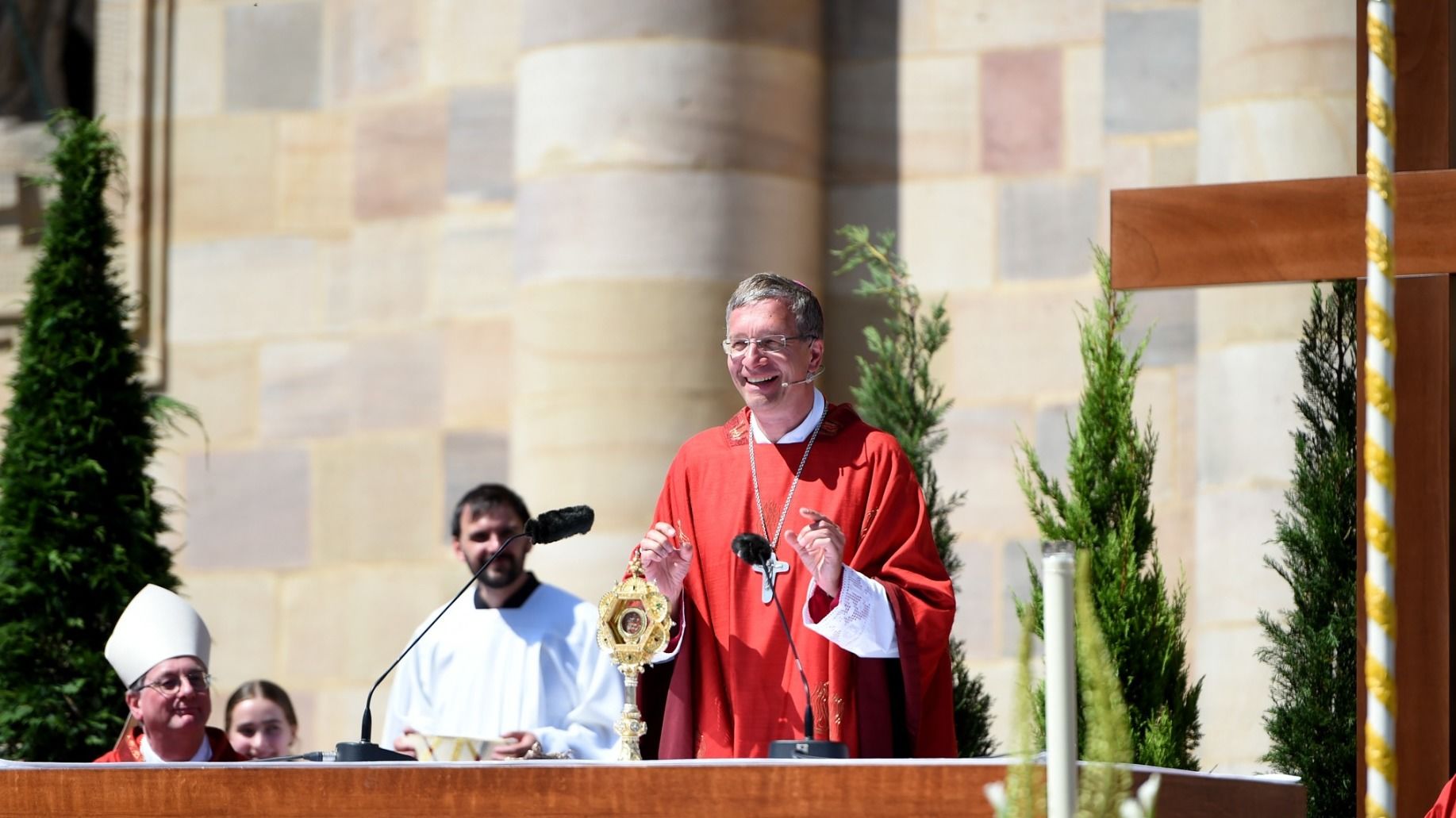 Bischof Dr. Michael Gerber gratuliert seinem Mitbruder Bischof Ron van den Hout zu seiner Ernennung zum neuen Bischof von Roermond. Im vergangenen Jahr war der Niederländer (links im Bild) als Bischof von Groningen-Leeuwarden beim Bonifatiusfest in Fulda zu Gast. Foto (Archiv): Bistum Fulda / Marzena Seidel