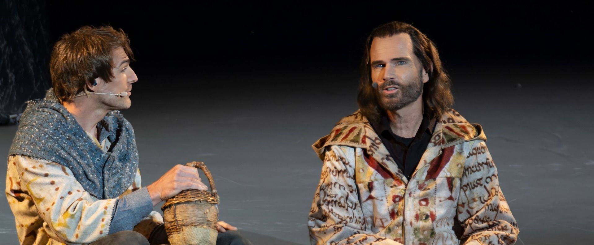 Bonifatius-Musical: Bonifatius (Thomas Borchert, rechts) und Sturmius (Friedrich Rau, links) im Dialog. Foto: Bistum Fulda / M. Engel