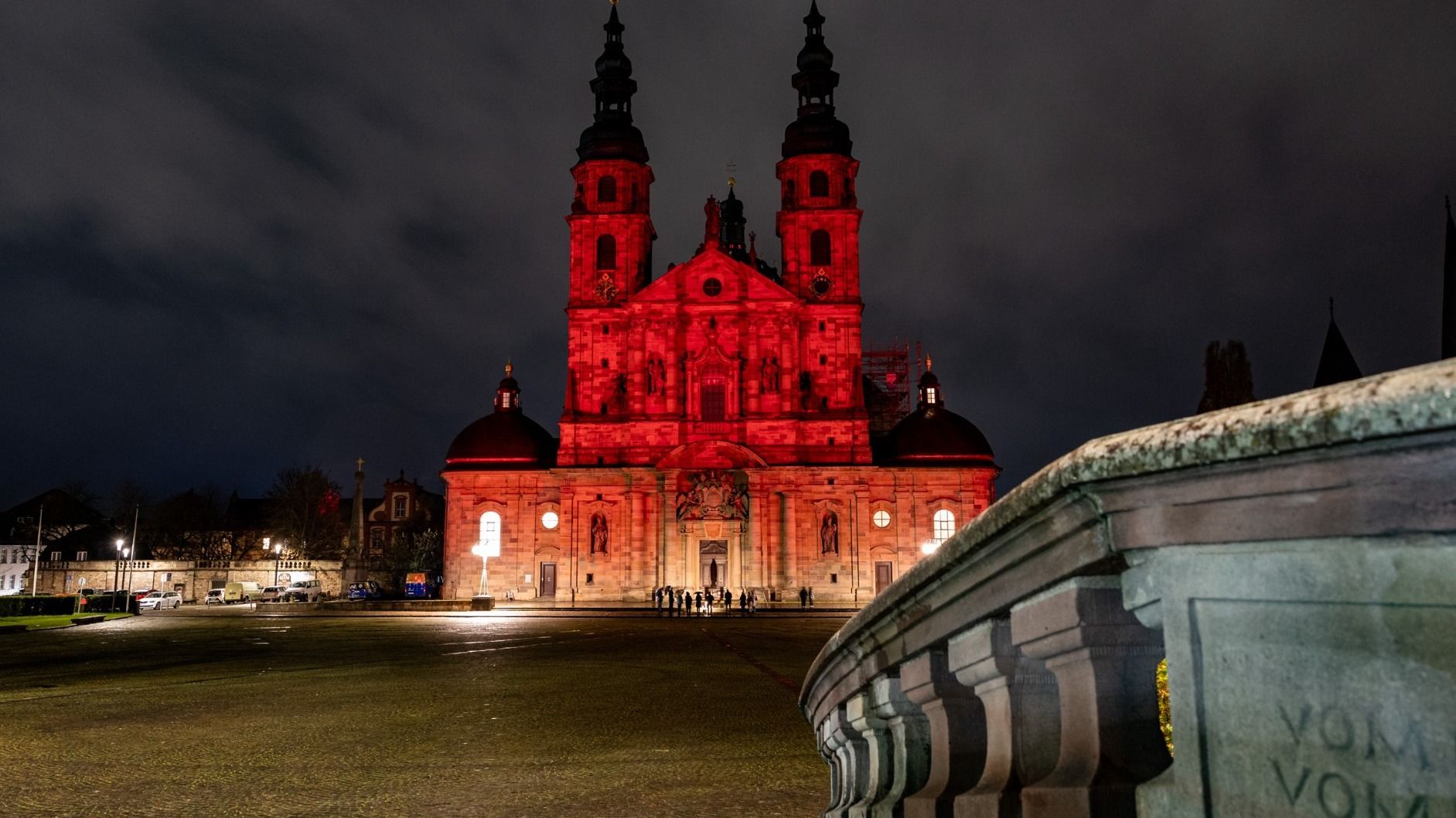 Der Dom in Rot – Konzertgottesdienst für verfolgte Christen. Foto: Bistum Fulda / Burkhard Beintken
