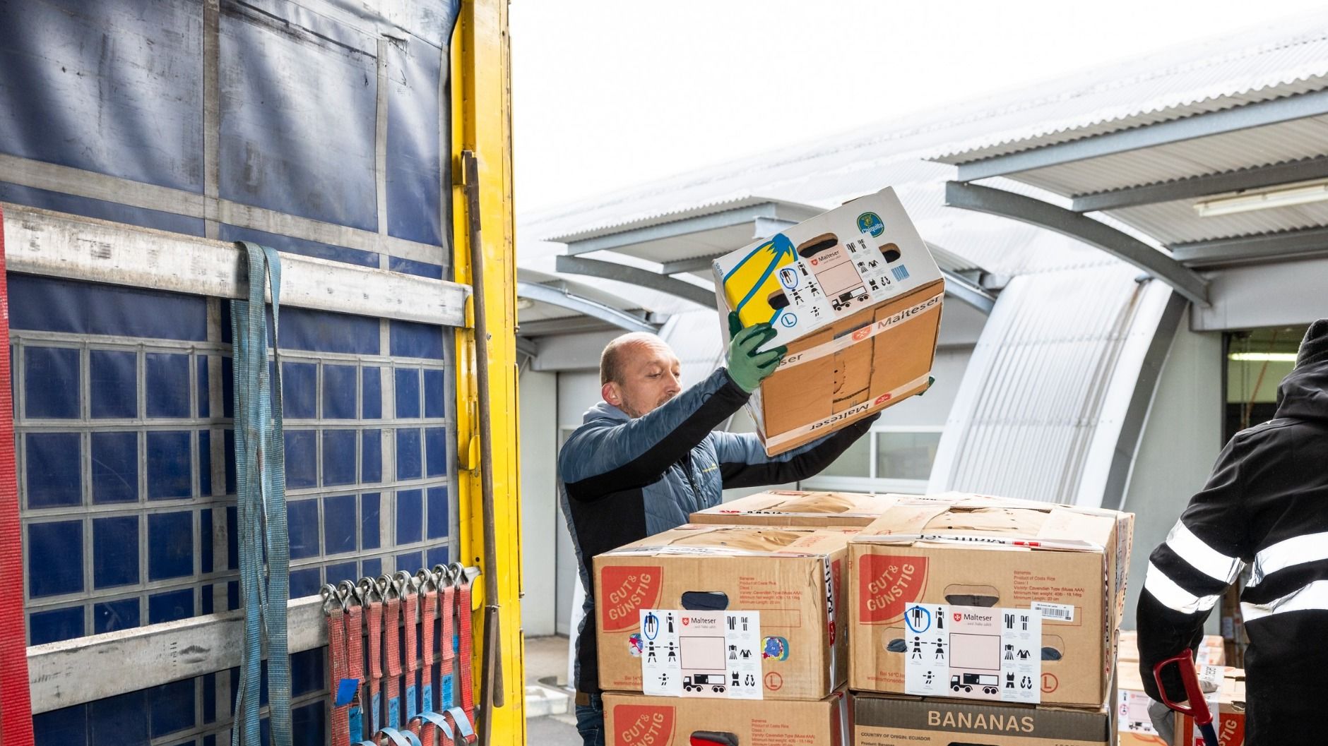 Bananenkisten eignen sich besonders gut, um die Hilfsgüter für den Transport in die Ukraine sicher zu verpacken und platzsparend in dem Auflieger des großen Sattelschleppers zu stapeln. Foto Bistum Fulda / Burkhard Beintken