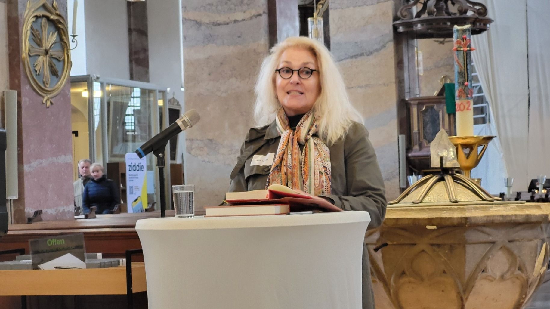 Rike Tretter bei der Lesung aus ihrem Buch „Papamädchen“. Foto: Bistum Fulda/Bertram Lenz