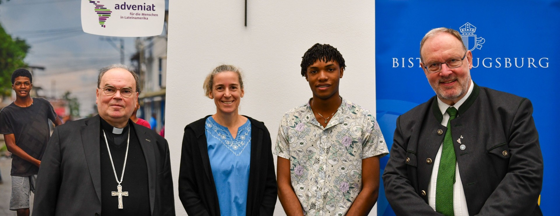 Der Augsburger Bischof Dr. Bertram Meier, Vorsitzender der Kommission Weltkirche der Deutschen Bischofskonferenz, die Leiterin des Jugendzentrums „Centro Afro“ in der kolumbianischen Stadt Tumaco, Ulrike Purrer, mit dem Jugendlichen Edwin Narvaéz und Pater Martin Maier, Hauptgeschäftsführer des Lateinamerika-Hilfswerks Adveniat (von links). 