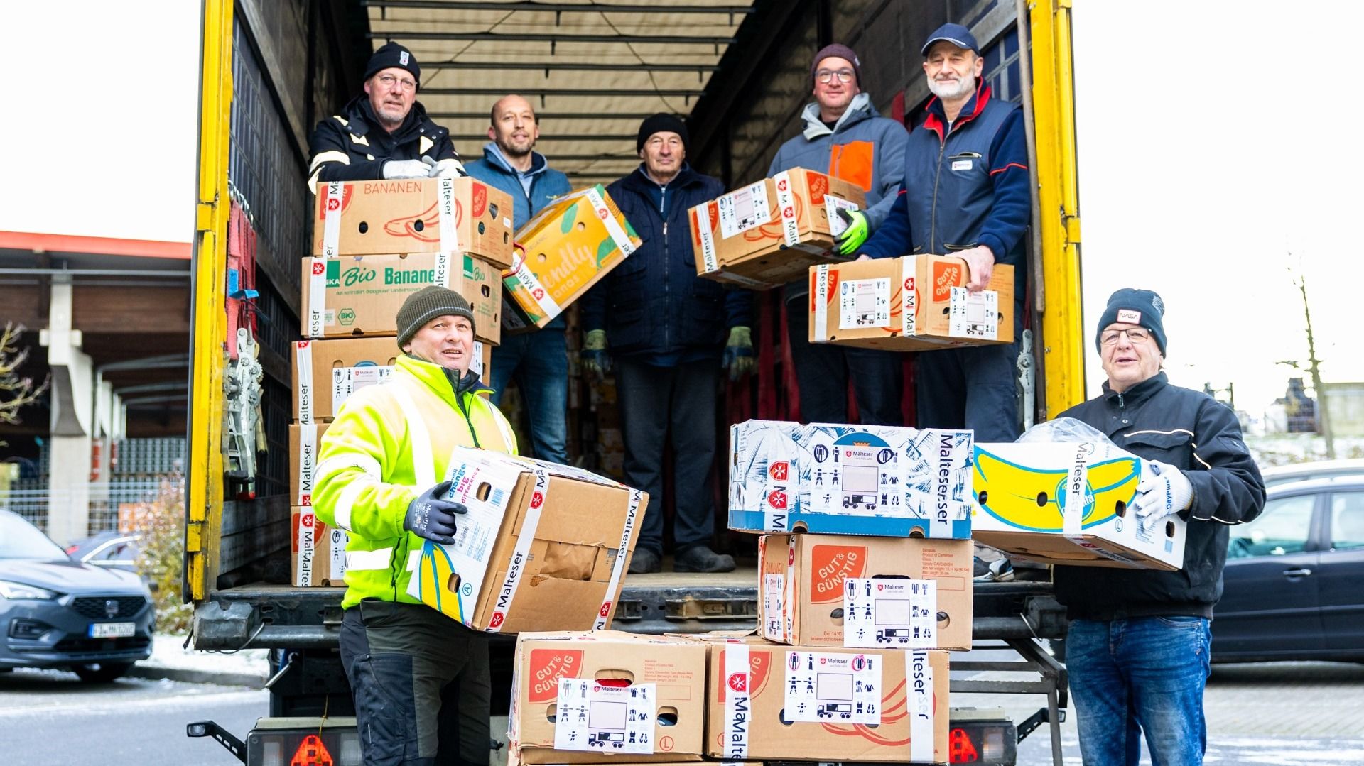 Mit vereinten Kräften: Gemeinsam haben freiwillige Helfer aus dem Bischöflichen Generalvikariat mit dem Koordinator des Auslandsdienstes der Malteser Fulda, Alfred Hau, und den LKW-Fahrern den Winter-Hilfstransport für die Ukraine beladen. Foto Bistum Fulda / Burkhard Beintken