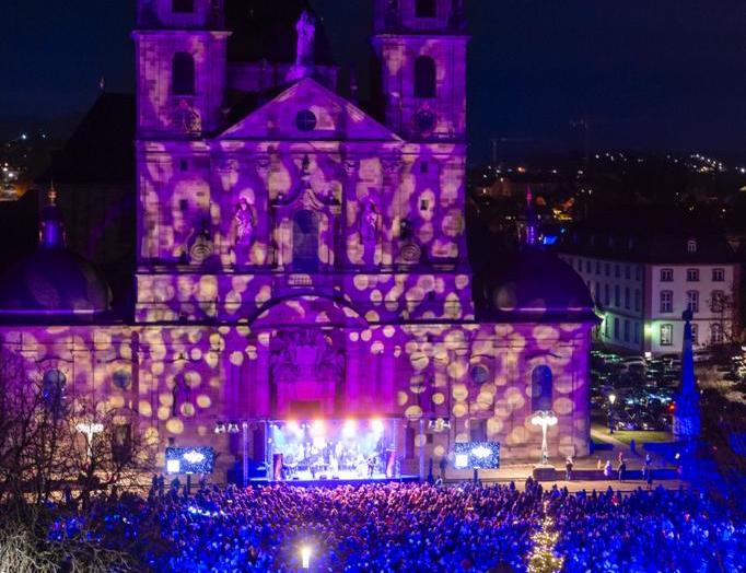 Das Weihnachtssingen auf dem Fuldaer Domplatz lockte im vergangenen Jahr 10.000 kleine und große Mitsinger an. 