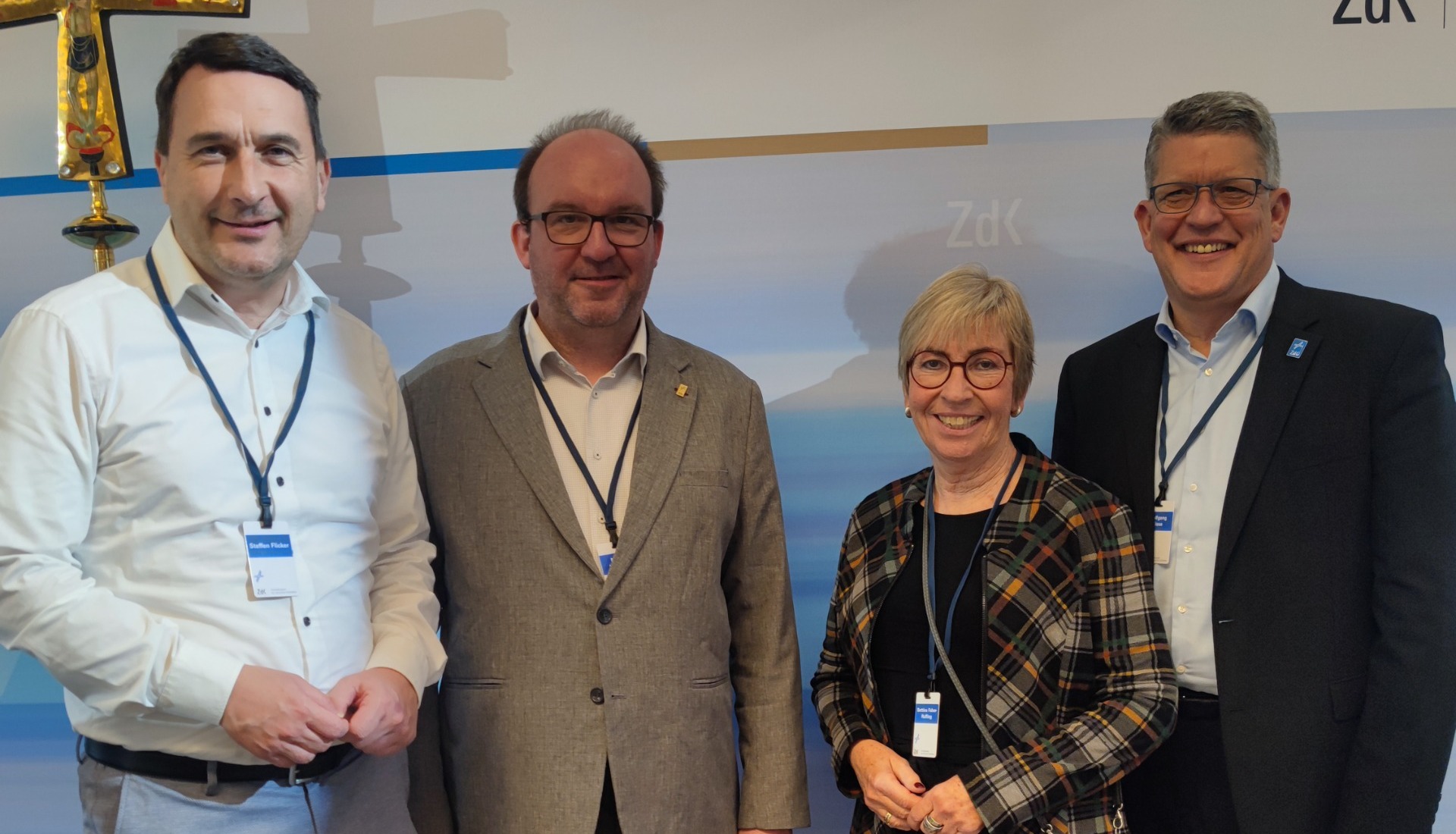 Die drei Delegierten des Bistums Fulda, Steffen Flicker, Marcus Leitschuh Bettina Faber-Ruffing (von links) gemeinsam mit dem ZdK-Vizepräsidenten Wolfgang Klose.