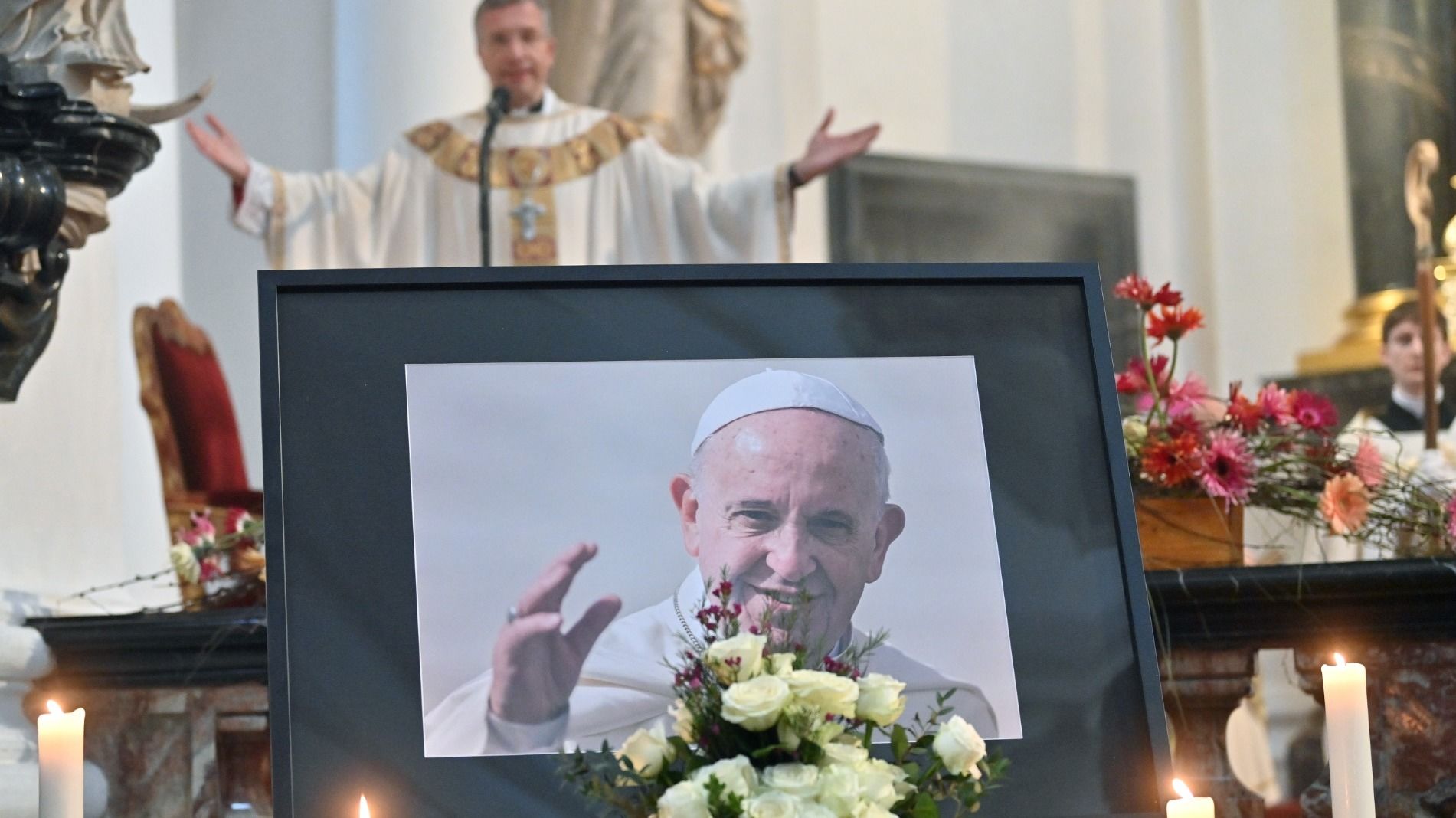 Im Fuldaer Dom ist ein Ort der Trauer für den verstorbenen Papst Franziskus eingerichtet. Foto: Bistum Fulda / Burkhard Beintken. 
