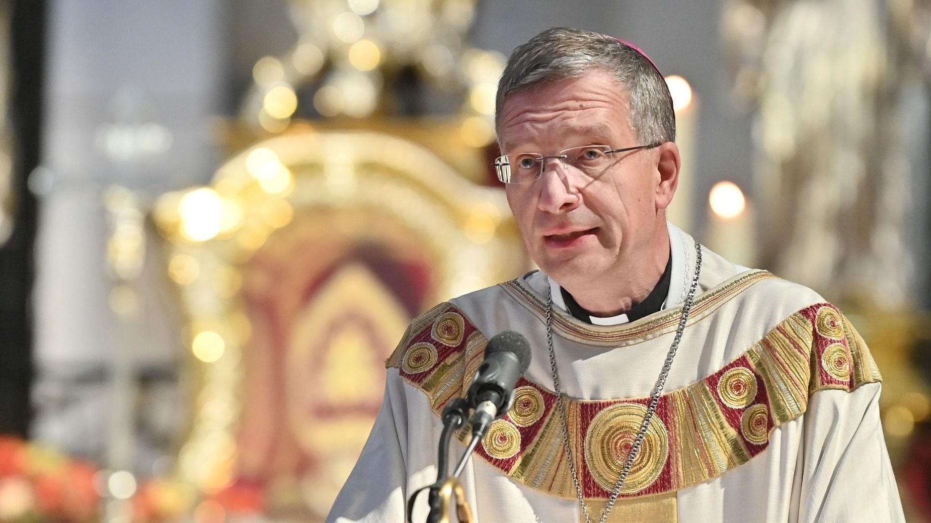 Im Fuldaer Dom ist ein Ort der Trauer für den verstorbenen Papst Franziskus eingerichtet. Foto: Bistum Fulda / Burkhard Beintken. 