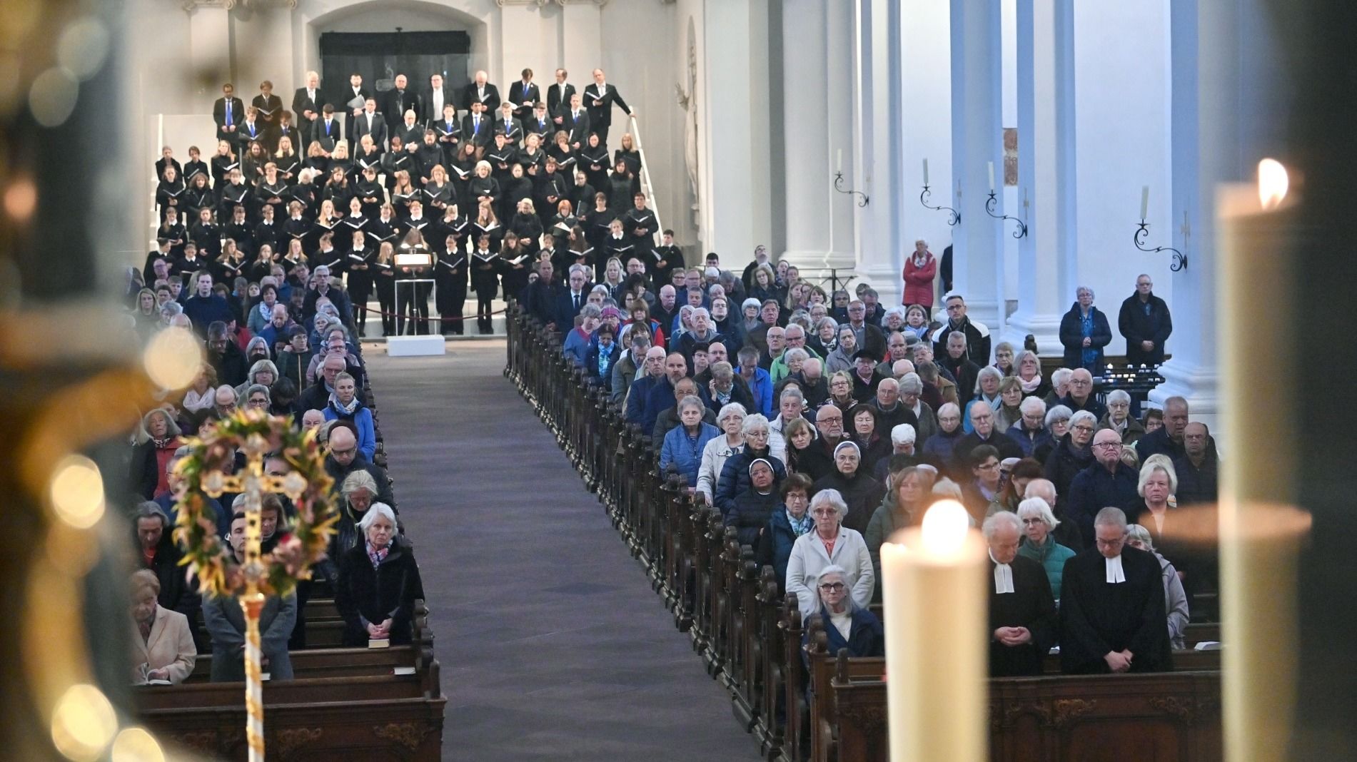 Im Fuldaer Dom ist ein Ort der Trauer für den verstorbenen Papst Franziskus eingerichtet. Foto: Bistum Fulda / Burkhard Beintken. 