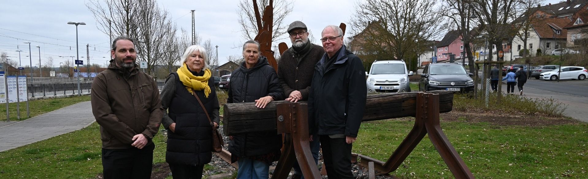 Gedenken Todesmarsch: Bei der Kranzniederlegung (von links): Thomas Altmeyer (Studienkreis Deutscher Widerstand 1933-1945), Erste Stadträtin Martina Sauerbier, Jenni Hauwert-Swistak (Tochter eines Überlebenden des Todesmarschs aus Australien), Künstler Dr. Ulrich Barnickel und Gottfried Kößler (Studienkreis Deutscher Widerstand 1933-1945).   