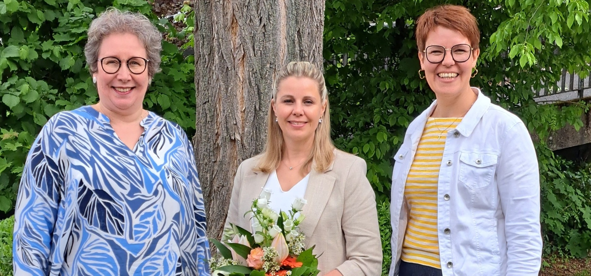 Melissa Hartung (Mitte) ist neue Geschäftsführerin des Katholikenrats im Bistum Fulda. Auf gute Zusammenarbeit mit ihr freuen sich Dr. Annette Stechmann (Abteilungsleiterin der Abteilung Kirchliches Leben, links) und Stefanie Klee (Vorsitzende des Katholikenrats).