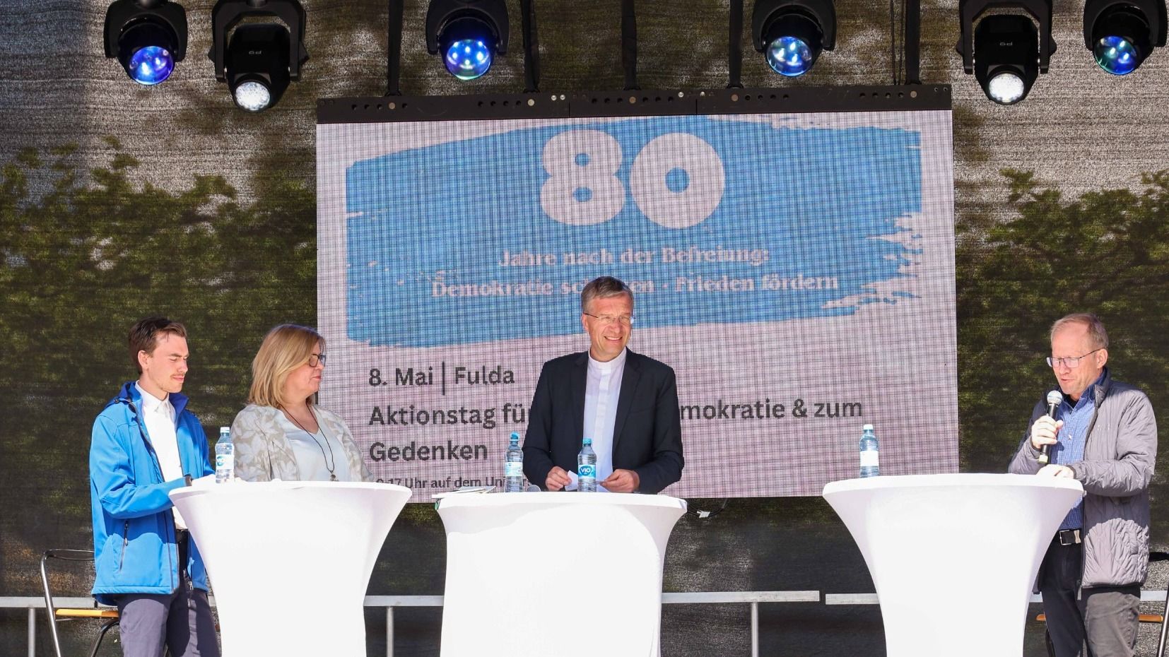 Bischof Dr. Michael Gerber nahm am Nachmittag des 8. Mai an einer Podiumsdiskussion teil. Mit dabei waren unter Moderation von Werner Schlierike (HR) Eva Maria McCormack (Talking Hope) und Nicolai Raab (Sehnseits e.V.) Foto: Bistum Fulda /Rene Kunze
