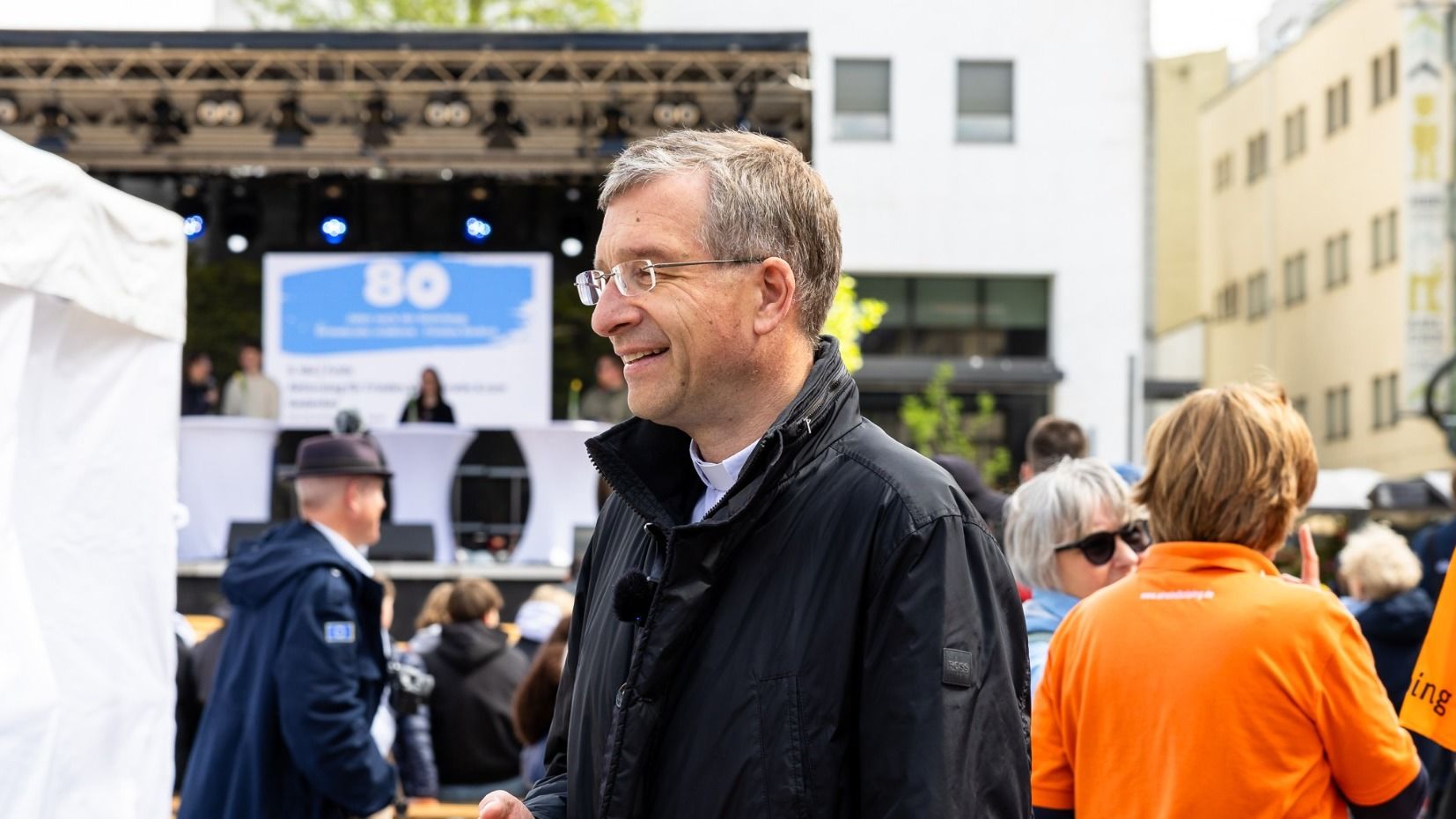 Auf dem Universitätsplatz kam der Fuldaer Bischof immer wieder mit vielen Menschen ins Gespräch. Katholische Verbände setzten nachhaltige, inhaltliche Akzente zum Thema 8. Mai.  Foto: Bistum Fulda / Burkhard Beintken
