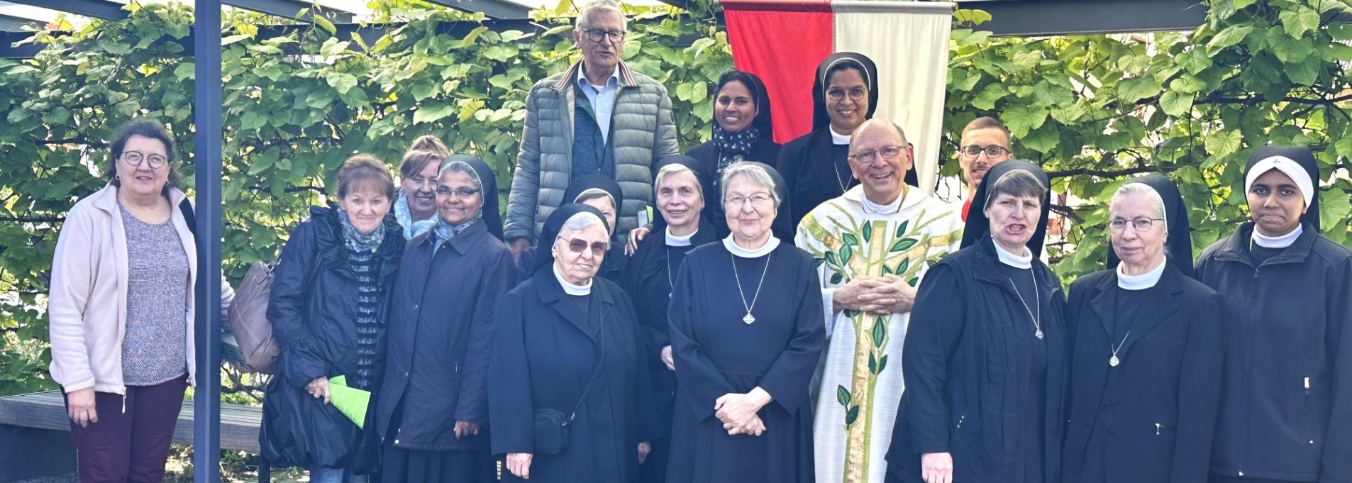 Die Gruppe nach dem Abschlussgottesdienst am Morgen mit anderen Betern. Mit dabei: Die Generaloberin der Vinzentinerinnen Schwester Birgit Bohn (6. von rechts, vordere Reihe) aus Fulda und die Hanauer Konventsoberin Schwester Annette Biecker (2. von rechts vorne). 