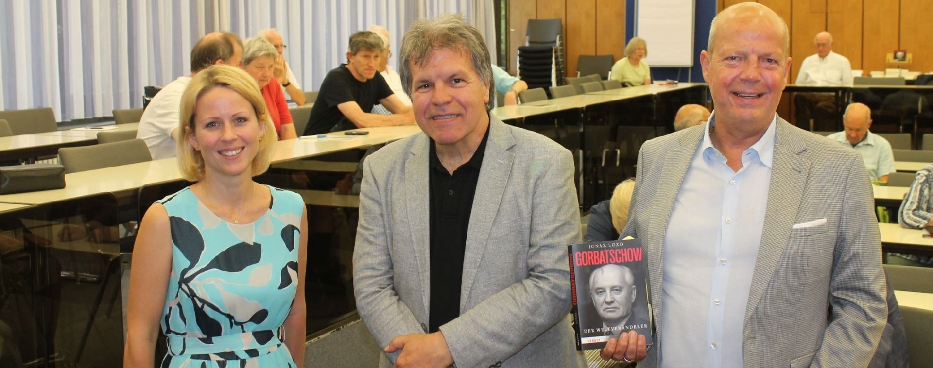 Beim Akademieabend zum Thema „Gorbatschow“ im Fuldaer Bonifatiushaus der Katholischen Akademie  (von links): Nathalie Burg (Hessische Landeszentrale für politische Bildung), Dr. Ignaz Lozo (Referent) und Gunter Geiger (Akademiedirektor). 