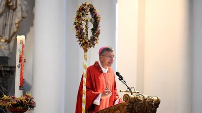 Die Kirche sei ein „Zeichen und Werkzeug der Einheit in zerrissener Zeit“ – das betonte Bischof Dr. Michael Gerber am Pfingstsonntag im Fuldaer Dom. In seiner Predigt rief er dazu auf, sich der eigenen Geschichte zu stellen und Verantwortung zu übernehmen – als Kirche und als Gesellschaft. Foto: Bistum Fulda / Marzena Seidel