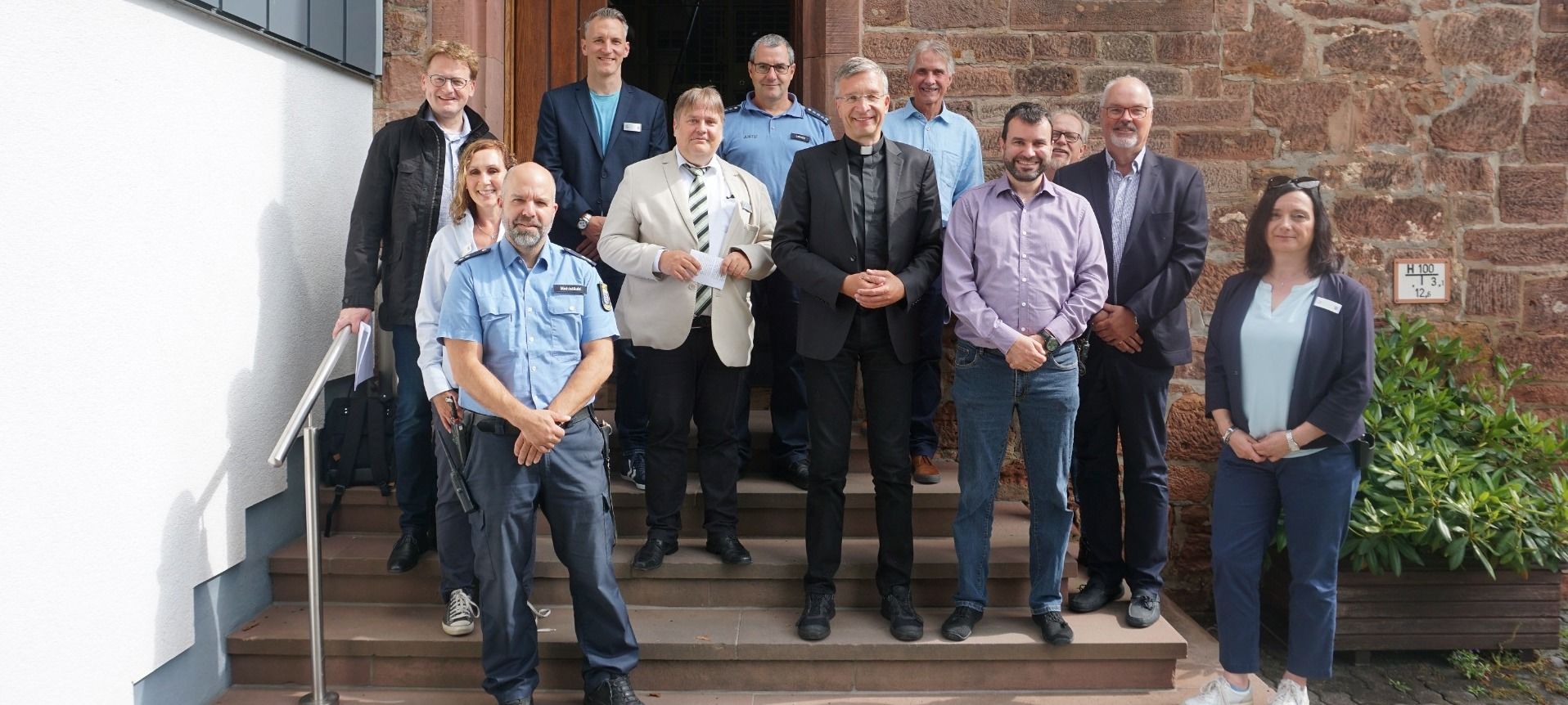 Am Eingangsbereich des "Kornhauses", in dem der Seniorenvollzug untergebracht ist (von links nach rechts): Dr. Peter Zürcher, Referent des Bischofs, Christine Dörr, Pädagogischer Dienst, Dirk Mehlstäubl, Sicherheitsdienstleiter, Julian Velde, Leiter Pädagogischer Dienst, Dr. Gunter Fleck, Anstaltsleiter, David Lampp, stellvertr. Bereichsleiter Kornhaus (Seniorenvollzug), Bischof Dr. Michael Gerber, Jörg Soose, Abteilungsleiter Kornhaus (Seniorenvollzug), Michael Kullinat, katholischer Gefängnisseelsorger, Dr. Reinhard Runkel, Anstaltsarzt, Dr. Andreas Ruffing, Dezernent Diakonische Seelsorge, Kathrin Doll, Abteilungsleiterin Sicherungsverwahrung. Foto: JVA Schwalmstadt