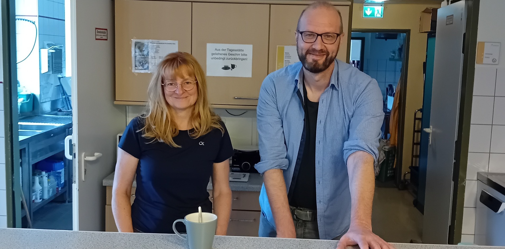 Die stellvertretende Einrichtungsleiterin Konstanze Fritsch und Straßensozialarbeiter Marius Kümmel freuen sich immer über tatkräftige Unterstützung für das Franziskus-Haus. 
