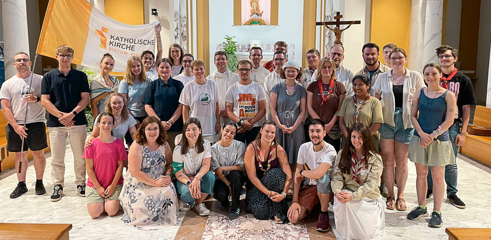 Generalvikar Dr. Martin Stanke und Domkapitular Thomas Renze (hintere Reihe, Mitte) feierten mit den jungen Erwachsenen eine Heilige Messe im Generalhaus des Oblaten-Ordens (OMI). Foto: Bistum Fulda / Johanna Henkel
