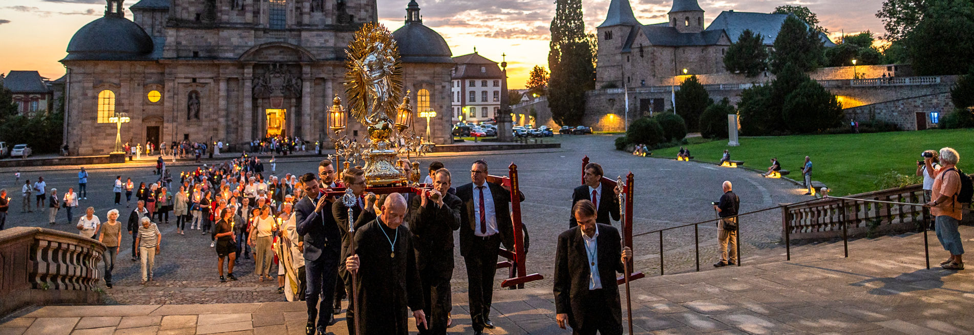 Das Bistum Fulda feiert am 15. August (Freitag) Mariä Himmelfahrt – das Hochfest der Aufnahme Mariens in den Himmel. Der feierliche Gottesdienst mit Marienverehrung und mit Segnung der mitgebrachten Kräuter und Blumen beginnt um 19.45 Uhr im Fuldaer Dom. An die Messfeier schließt sich bei gutem Wetter die traditionelle Lichterprozession mit Aussetzung der silbernen Strahlenmadonna an. 
