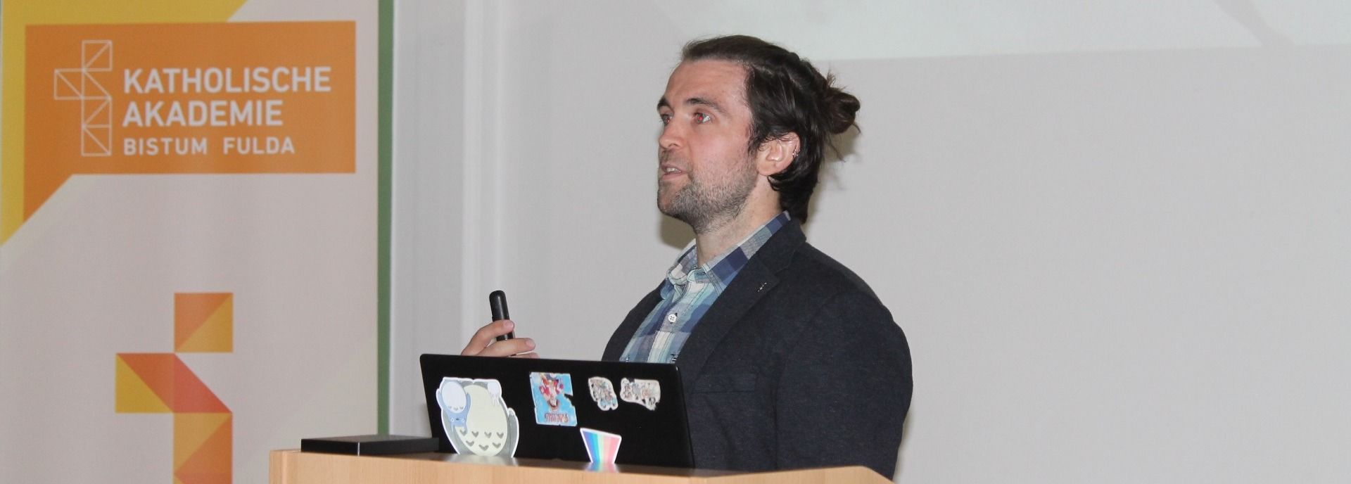 Martin Seng, der Referent des Akademieabends, erläuterte die Inszenierungsmacht der Bilder und den Einfluss der NS-Propaganda bis in die Gegenwart.