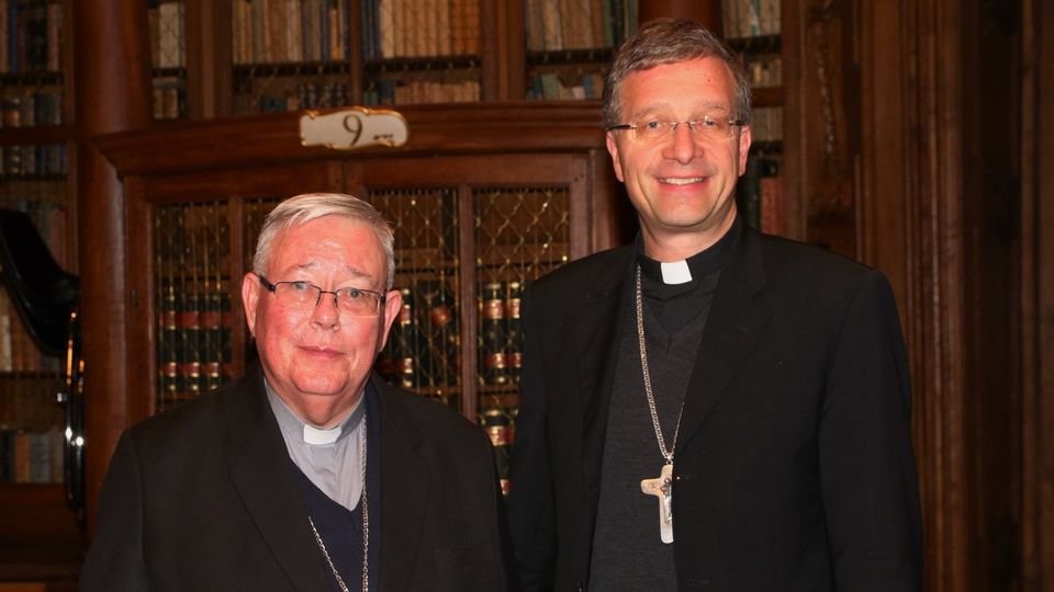 Im Jahr 2022 begegneten sich der Luxemburger Erzbischof Jean-Claude Kardinal Hollerich SJ erhält (l.) und Bischof Dr. Michael Gerber an der Theologischen Fakultät Fulda, wo Hollerich im Rahmen des Kontaktstudiums über Synodalität sprach.