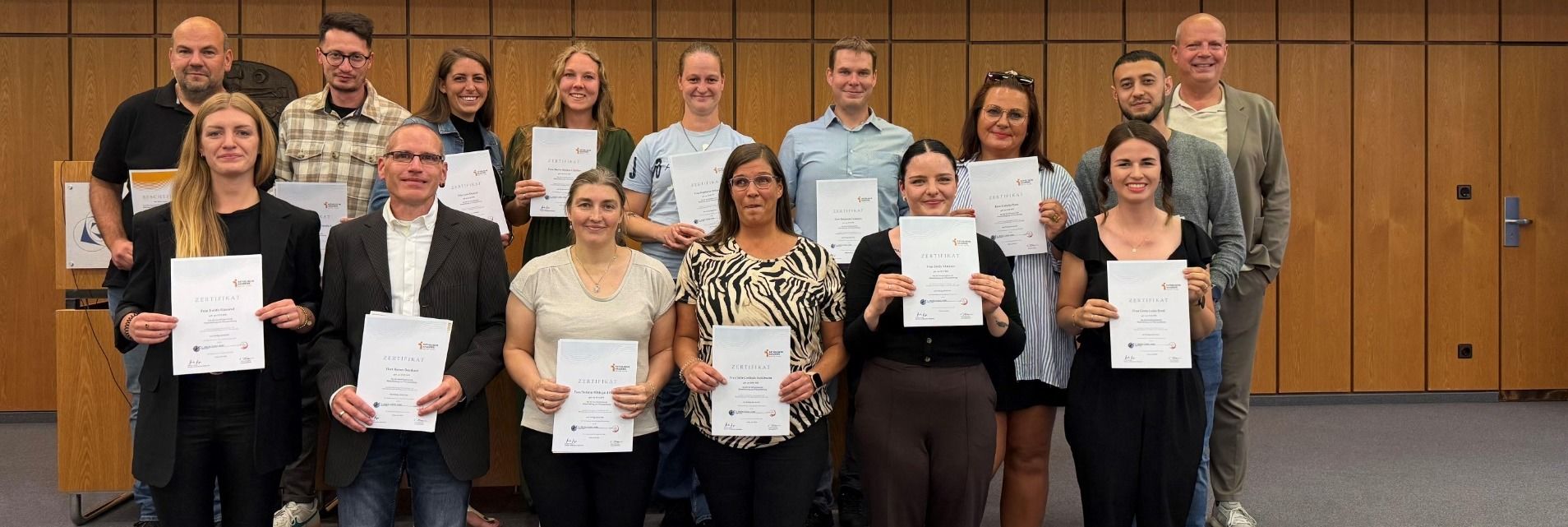Die erfolgreichen Absolventen der staatlich anerkannten Weiterbildung für Praxisanleitung nach der WPO-Pflege gemeinsam mit Akademiedirektor Gunter Geiger (hintere Reihe, rechts). 